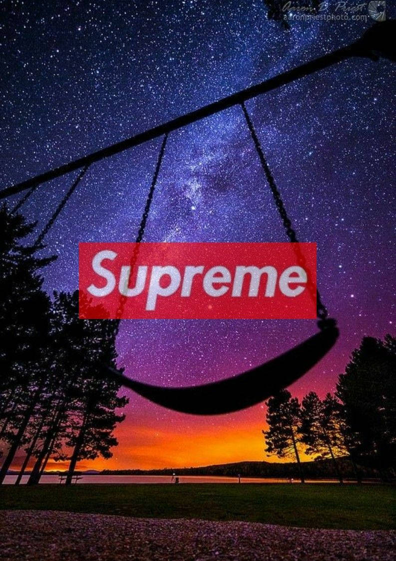 日落時分星空下的鞦韆，背景有湖泊和樹木。 — Supreme GIF 壁紙