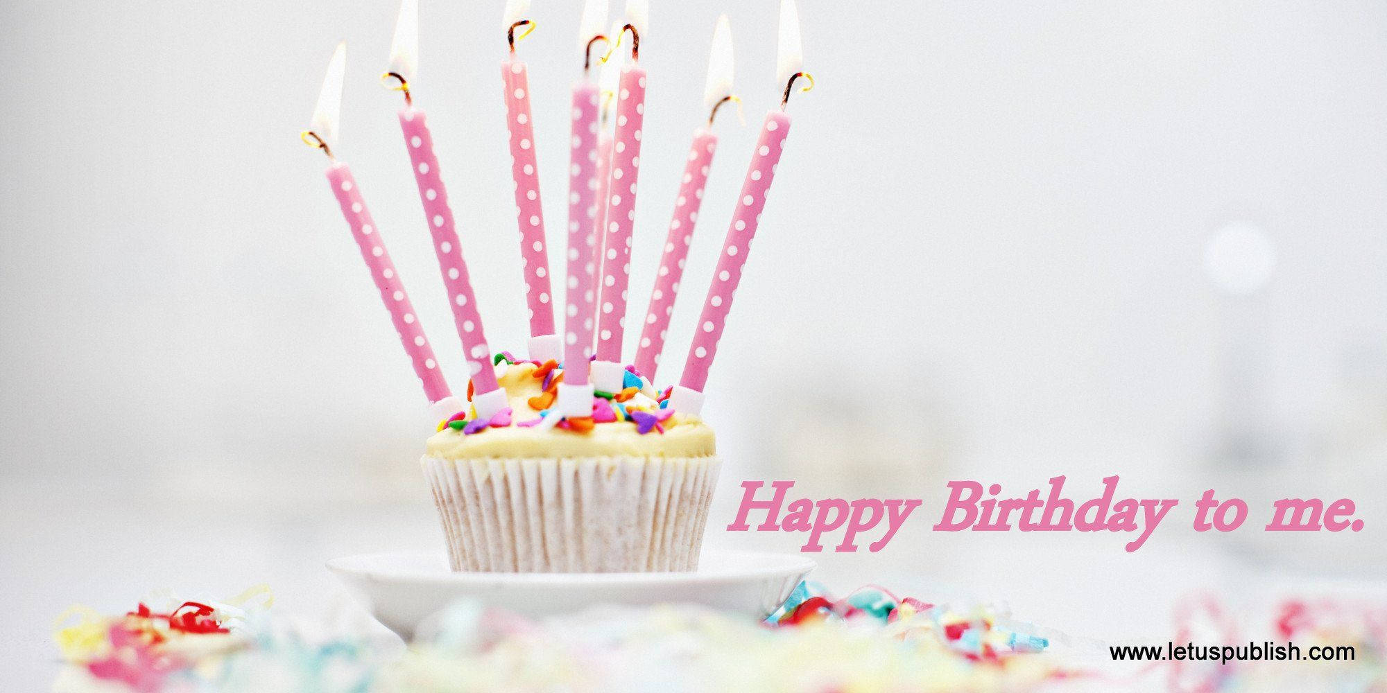 Happy Birthday To Me 桌布 壁紙 — 一個頂部有粉紅色圓點蠟燭和彩色糖粒的杯子蛋糕，放在白色盤子上，周圍散落著五彩碎紙，並有「Happy Birthday to me」字樣。