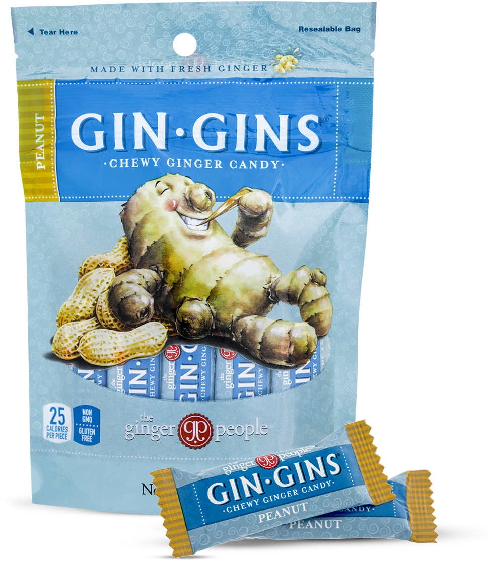 Gin 桌布 壁紙 — 一個頑皮的卡通薑根在藍色可重複密封的糖果袋上，躺在花生上，袋上標有 Gin Gins Peanut Chewy Ginger Candy。