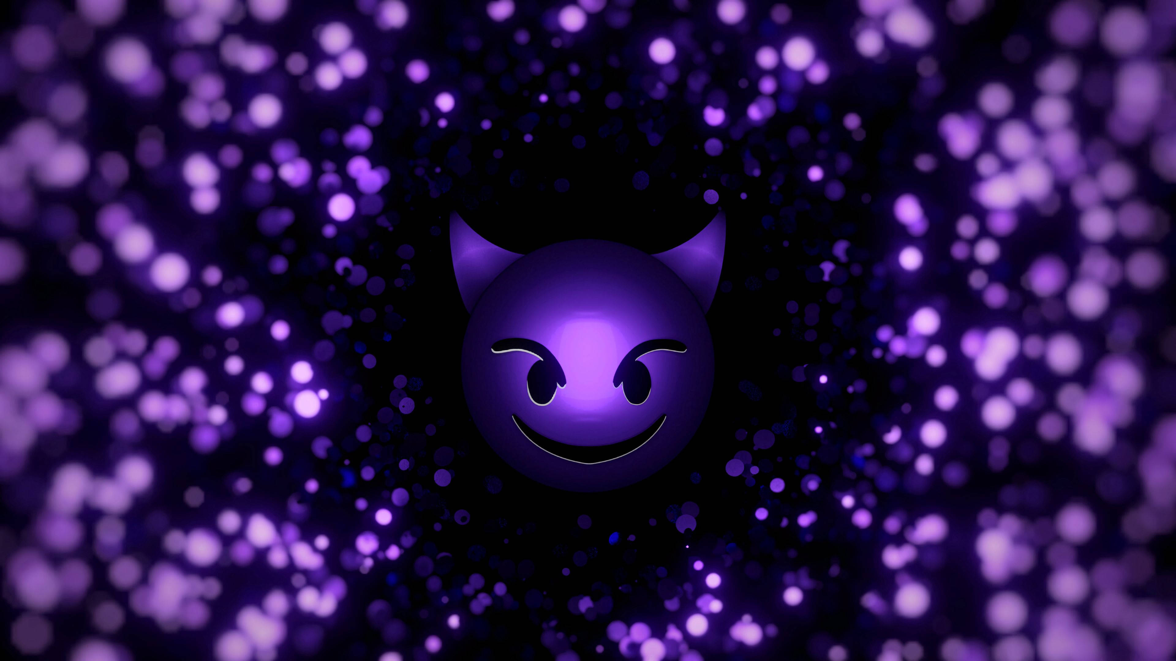 Smile 桌布 壁紙 — 一個頑皮的紫色魔鬼表情符號，長著角，在閃爍的紫色光芒散景中微笑。