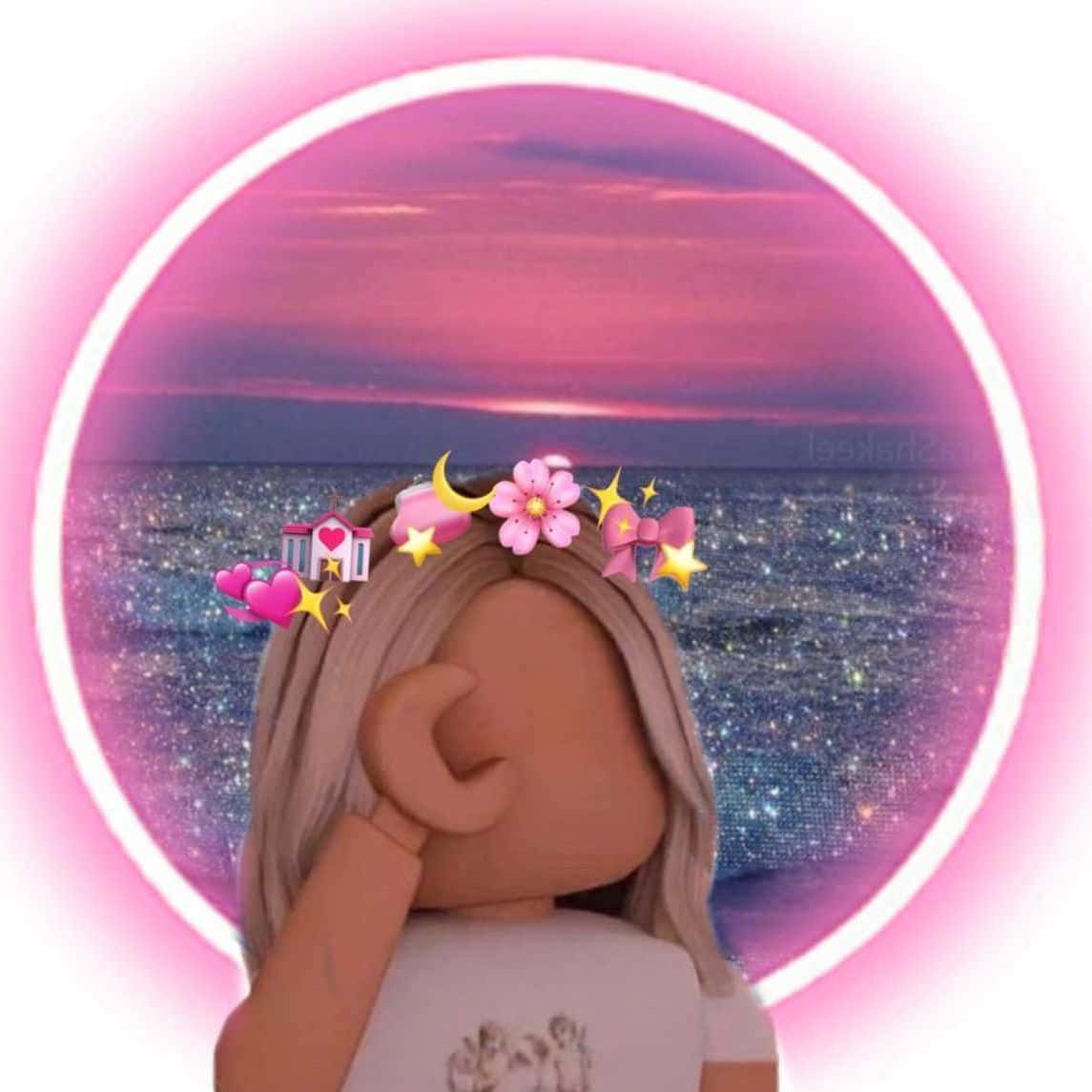 預科生美學 桌布 壁紙 — 一個頭上有粉紅色花朵和星星表情符號的Roblox虛擬角色，凝視著閃閃發光的大海，背景是粉紅色的日落天空，由一個發光的圓圈框住。
