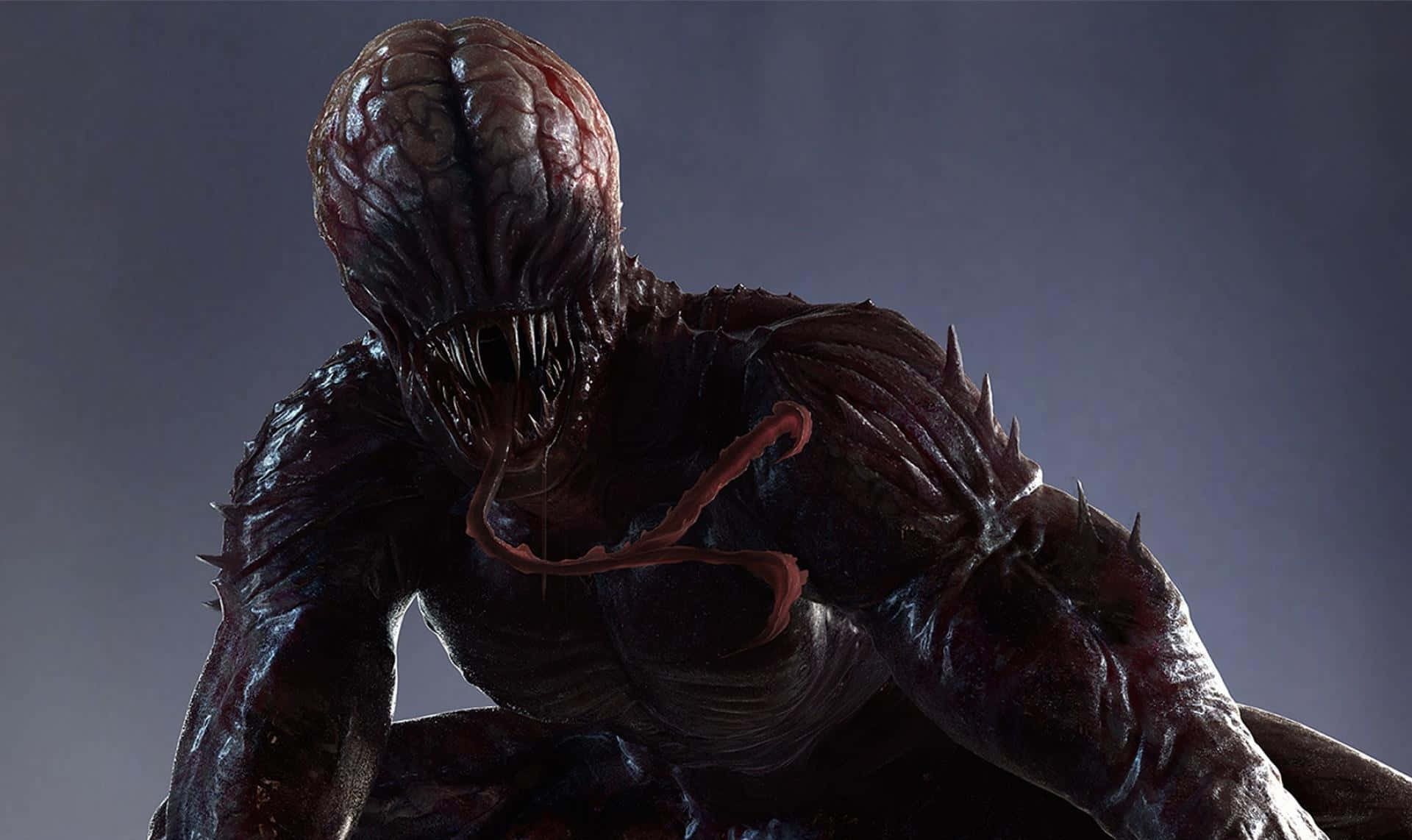 Horror Games 桌布 壁紙 — 一個頭部肉質、牙齒鋒利的怪誕外星生物，在深灰色背景下威脅性地蹲伏著。
