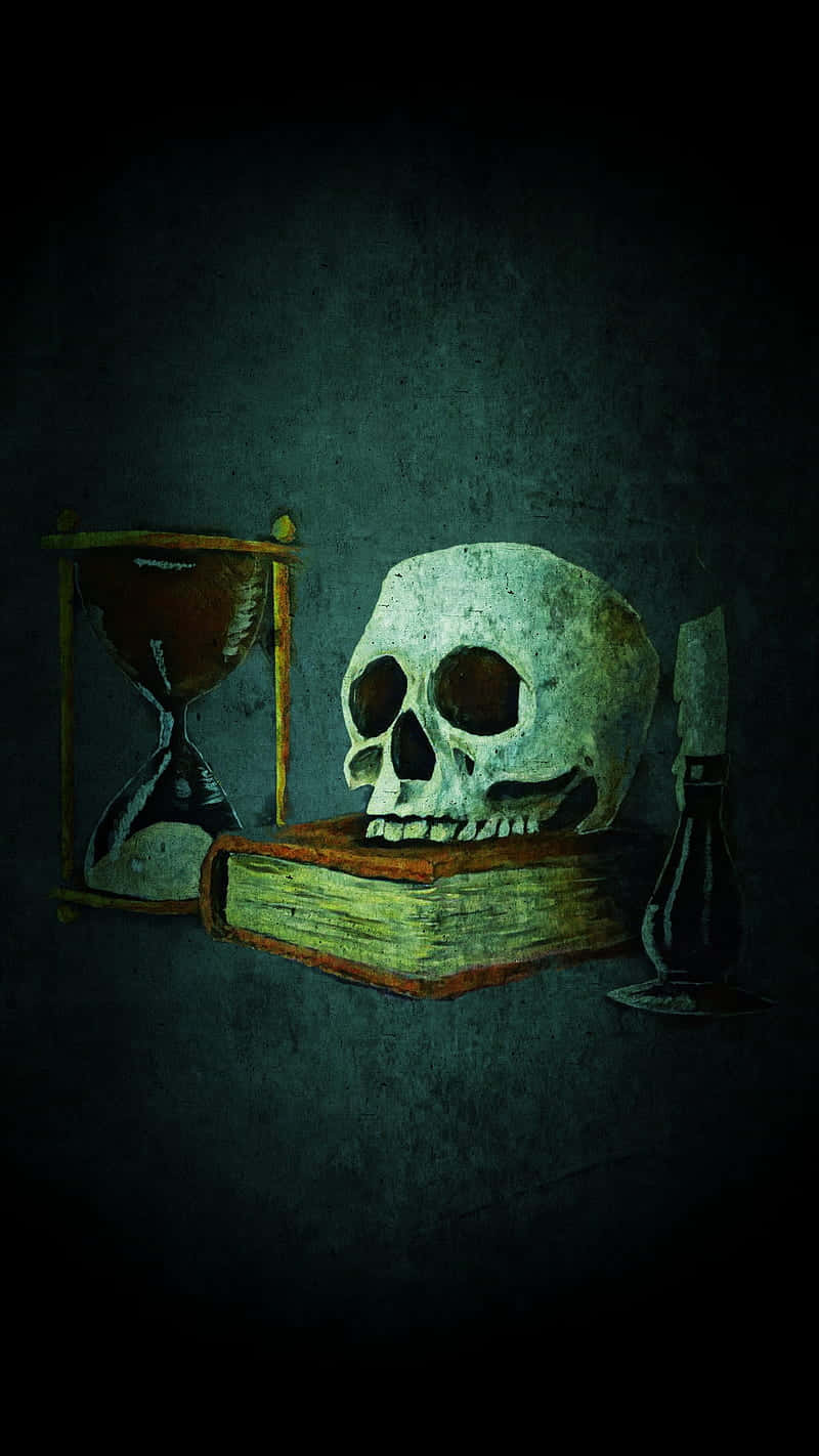 Memento Mori 桌布 壁紙 — 一個頭骨擱在一本舊書上，旁邊有沙漏和蠟燭，在昏暗、陰鬱的靜物畫中。