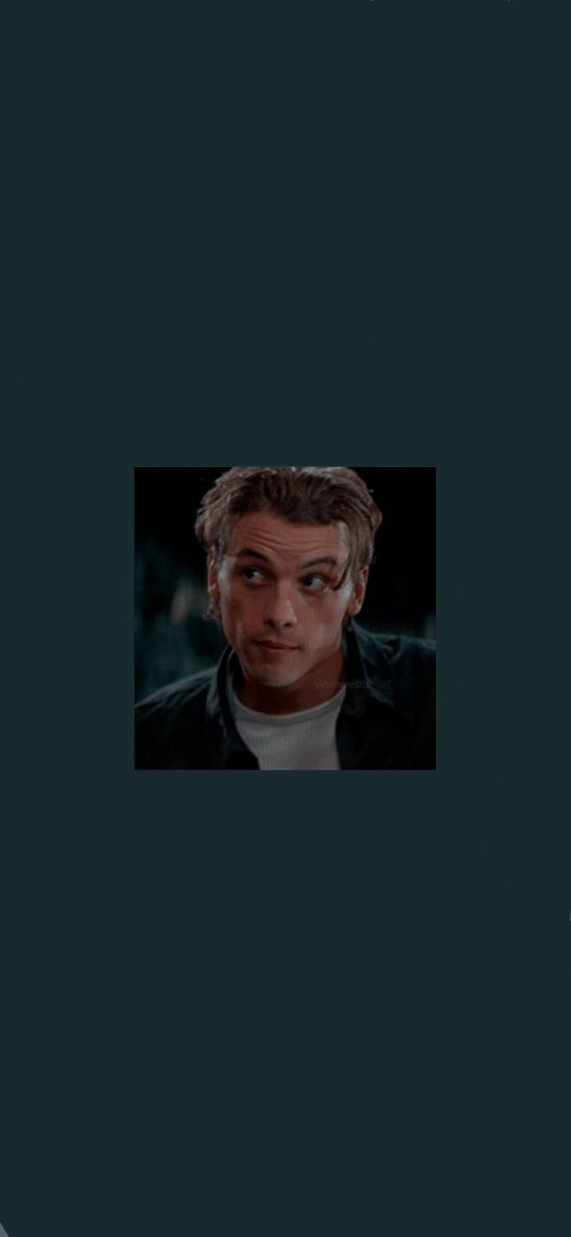 Billy Loomis 桌布 壁紙 — 一個頭髮凌亂、眼神銳利的男人在黑暗背景下向上凝視。