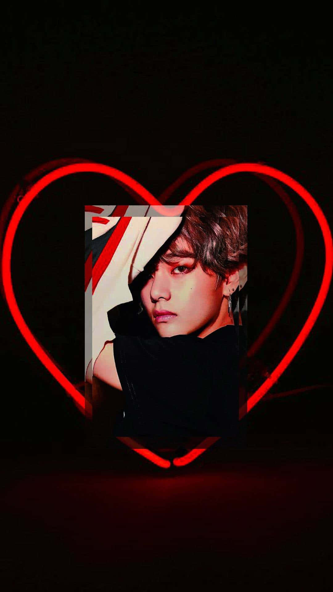 V Bts Phone 桌布 壁紙 — 一個頭髮凌亂的人，被一個在黑暗背景中發光的紅色霓虹心形框住，專注地凝視著。