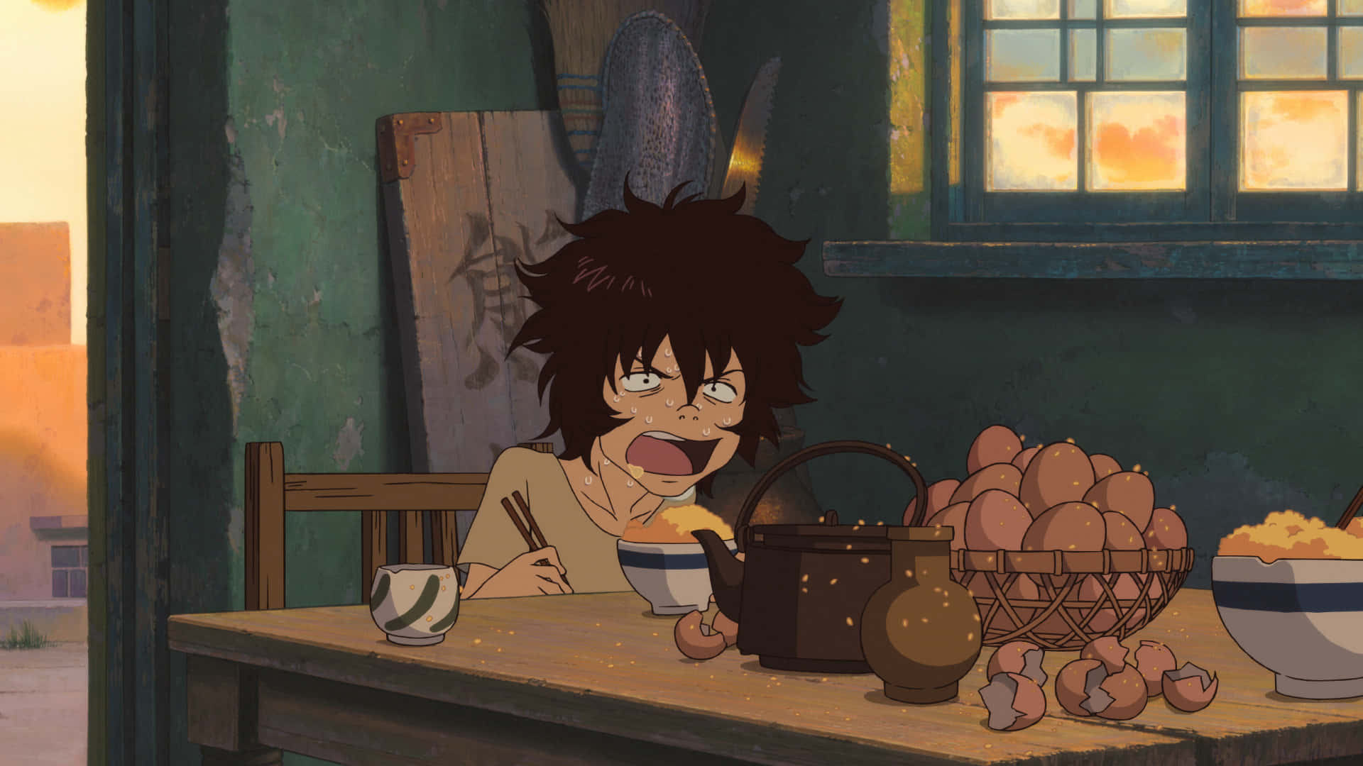 The Boy And The Beast 桌布 壁紙 — 一個頭髮凌亂的年輕動漫男孩在日落光線的窗邊木桌上吃米飯時開懷大笑。
