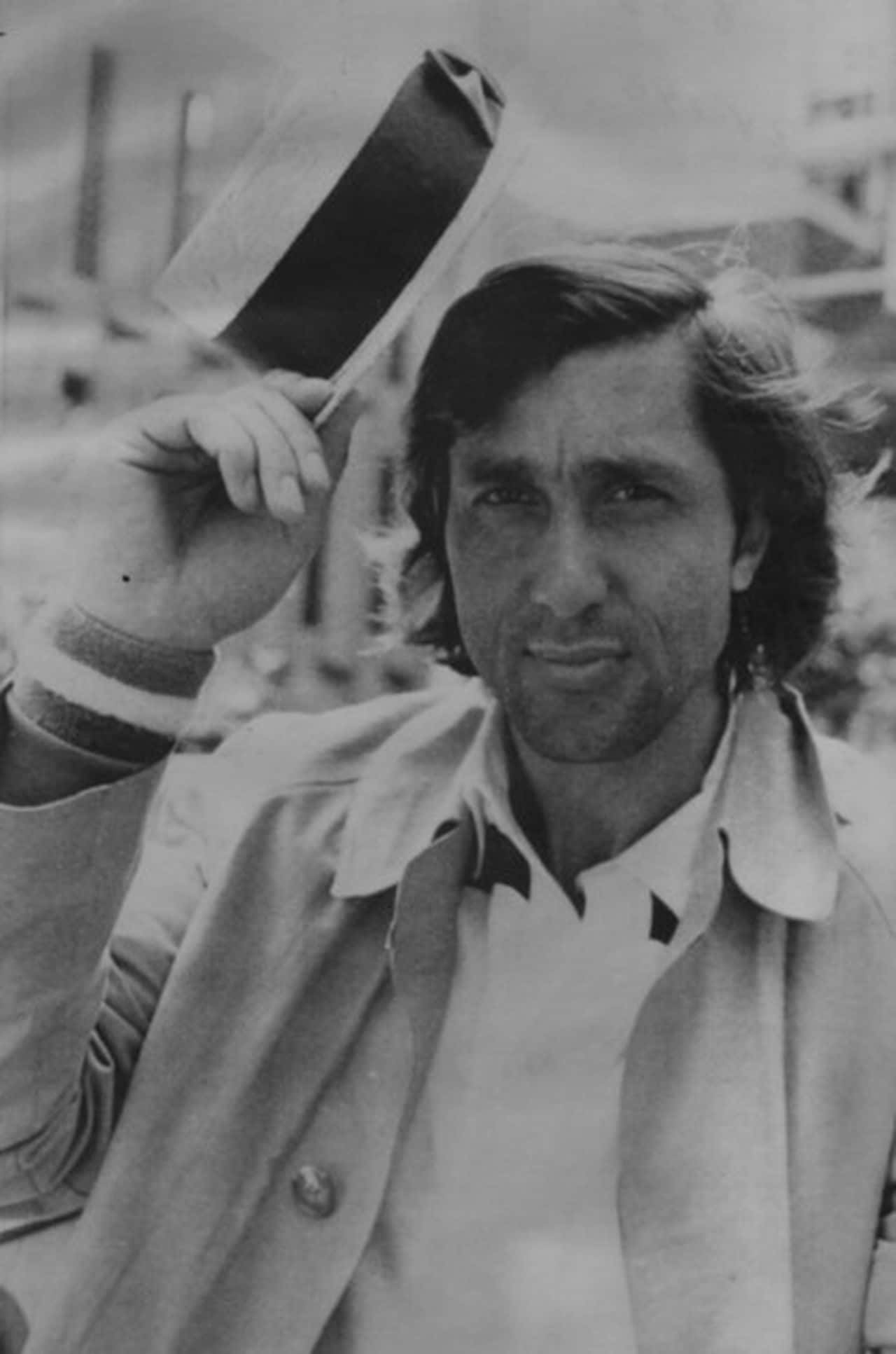 Tennis 桌布 壁紙 — 一個頭髮凌亂的男人在復古黑白肖像中，帶著會意的微笑傾斜帽子。