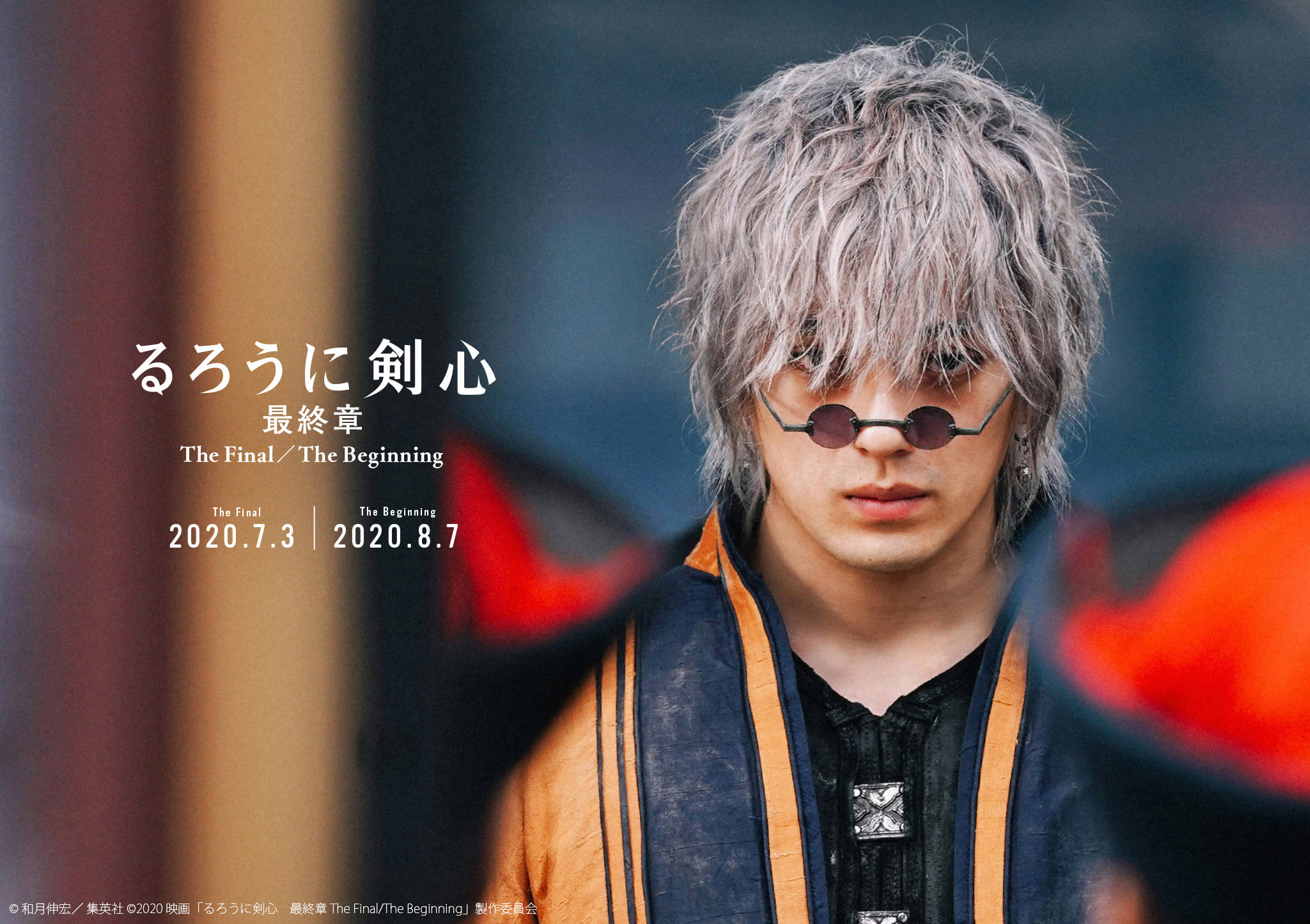 Kenshin 桌布 壁紙 — 一個頭髮凌亂銀色、戴著圓形太陽眼鏡的男人，在《浪客劍心》的電影感動畫劇照中專注地凝視。