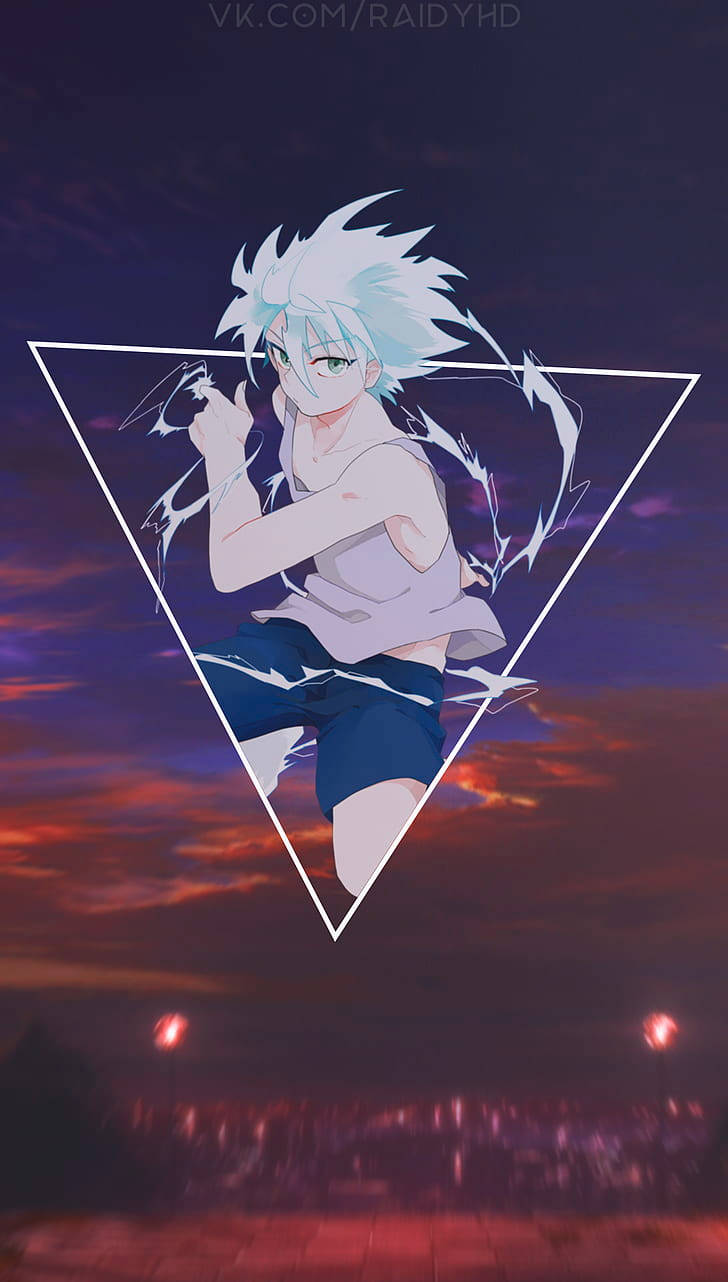 Killua Zoldyck 桌布 壁紙 — 一個頭髮尖刺、眼睛發光的動畫男孩漂浮在白色三角形內，背景是熾熱的日落天空。