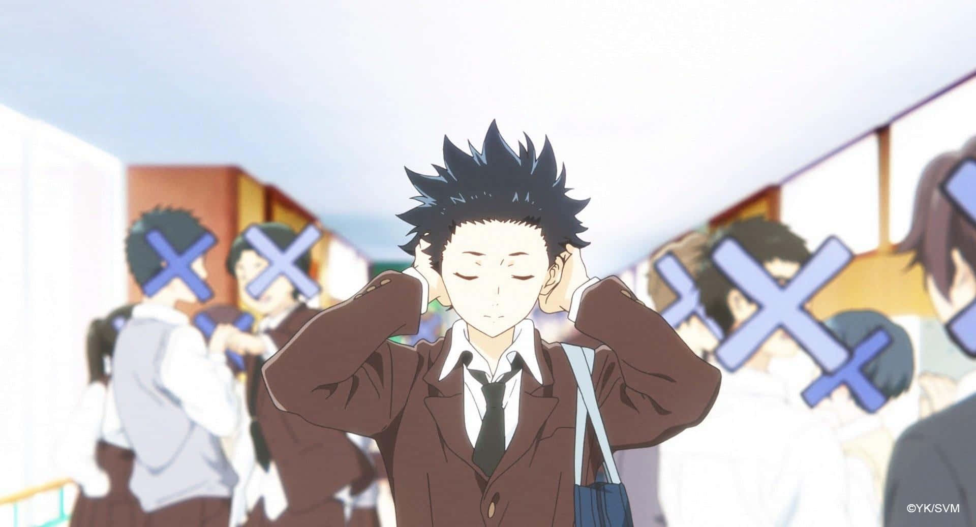聲之形 桌布 壁紙 — 一個頭髮尖刺的動漫男孩穿著校服，捂住耳朵，模糊的同學帶著藍色X注視著他周圍。