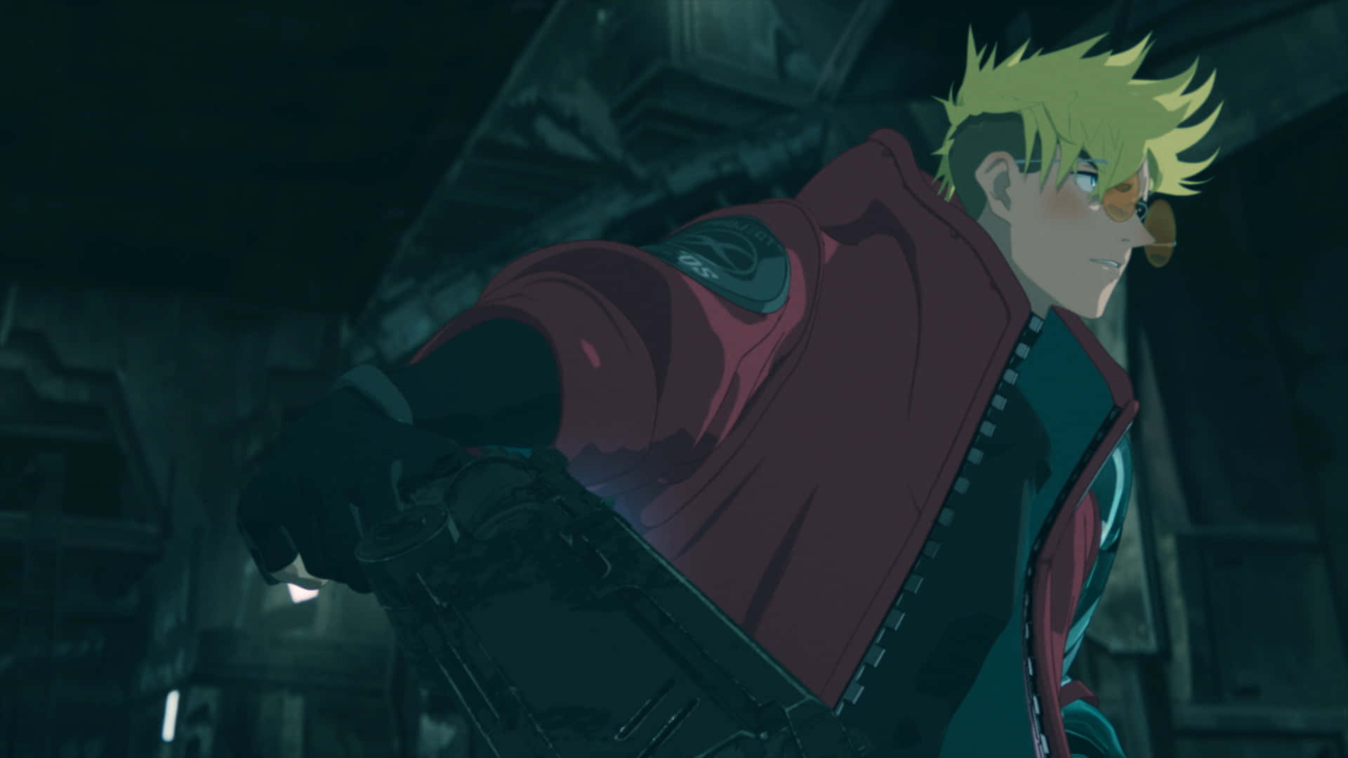 Trigun 桌布 壁紙 — 一個頭髮尖刺的動漫角色，身穿紅色外套，在昏暗的工業環境中手持武器。