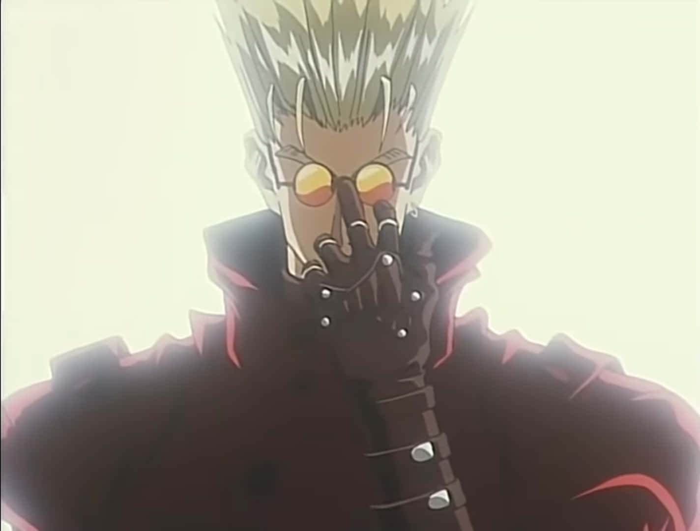 Trigun 桌布 壁紙 — 一個頭髮尖刺的動漫角色穿著深色外套，戴著手套的手遮住嘴巴，背景蒼白。
