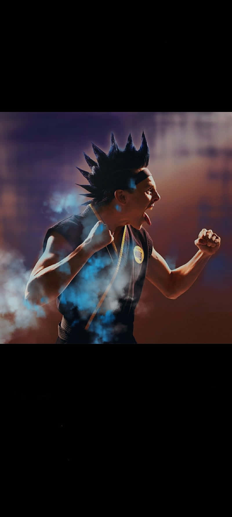 Cobra Kai iPhone Xr 桌布 壁紙 — 一個頭髮尖刺的動漫角色穿著深色背心，握緊拳頭咆哮，藍色能量在他周圍旋轉，背景是煙霧瀰漫的黃昏。