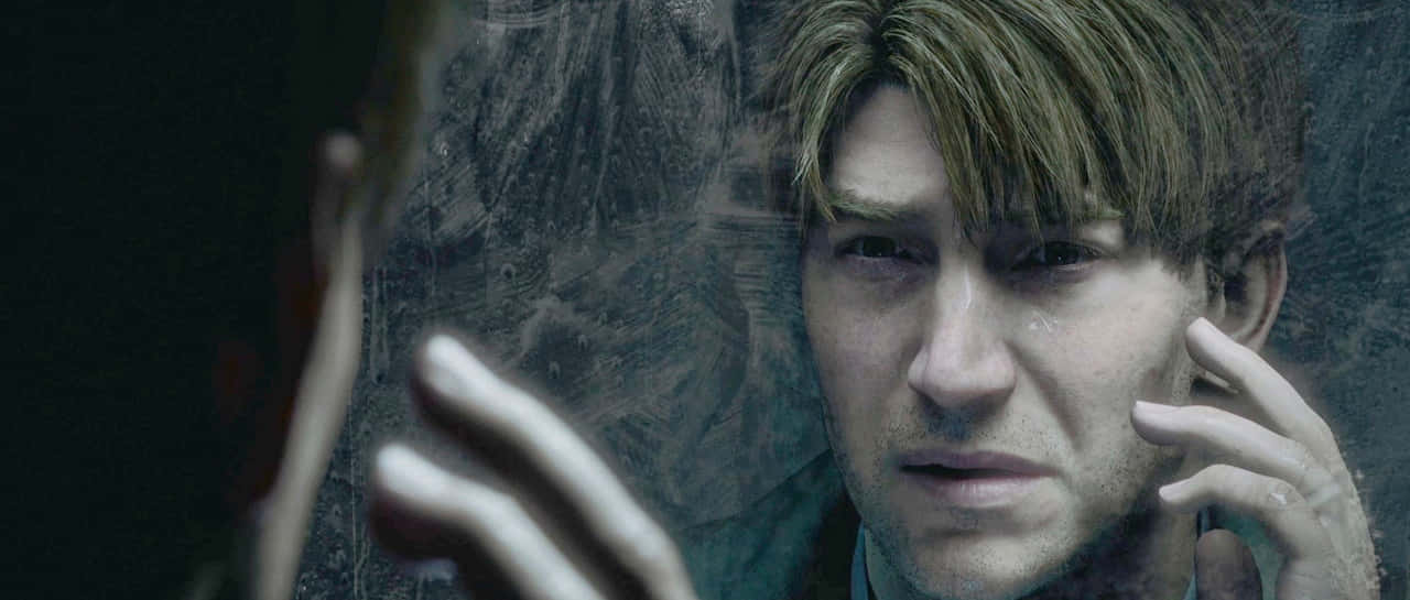 Silent Hill Characters 桌布 壁紙 — 一個頭髮濕透的男人，透過雨水滑落的窗戶凝視著，他的手按在玻璃上。