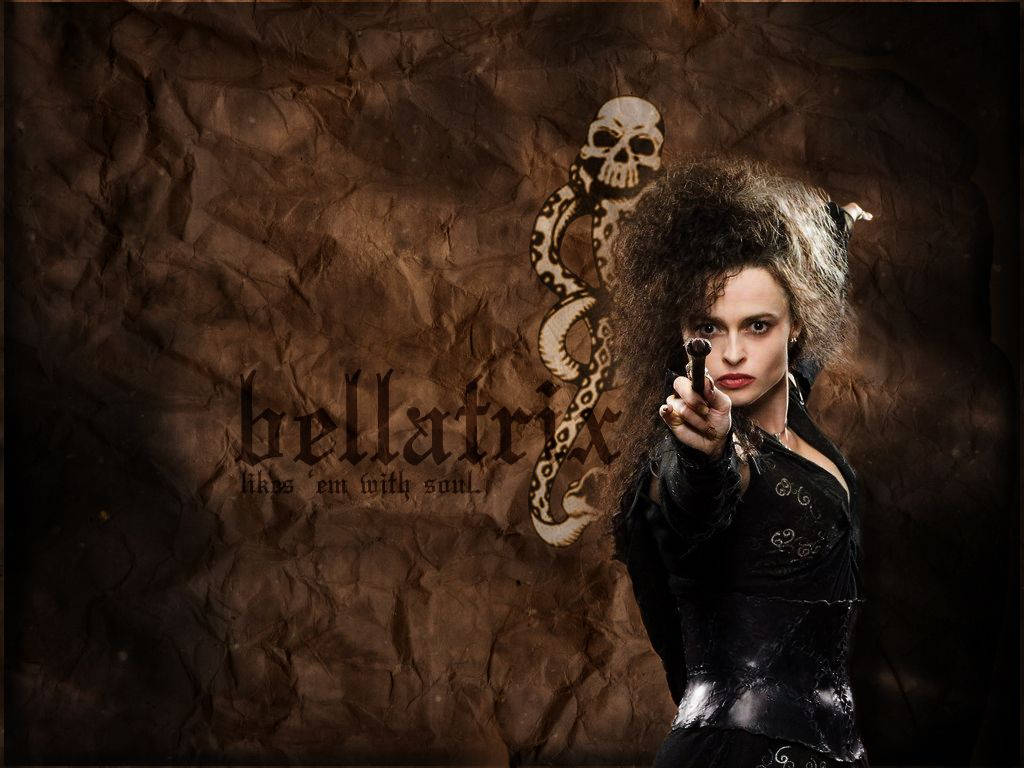 Bellatrix 桌布 壁紙 — 一個頭髮狂野的兇猛女人，對著一個皺巴巴的棕色背景，上面有骷髏蛇和貝拉特里克斯的名字，向前指著魔杖。