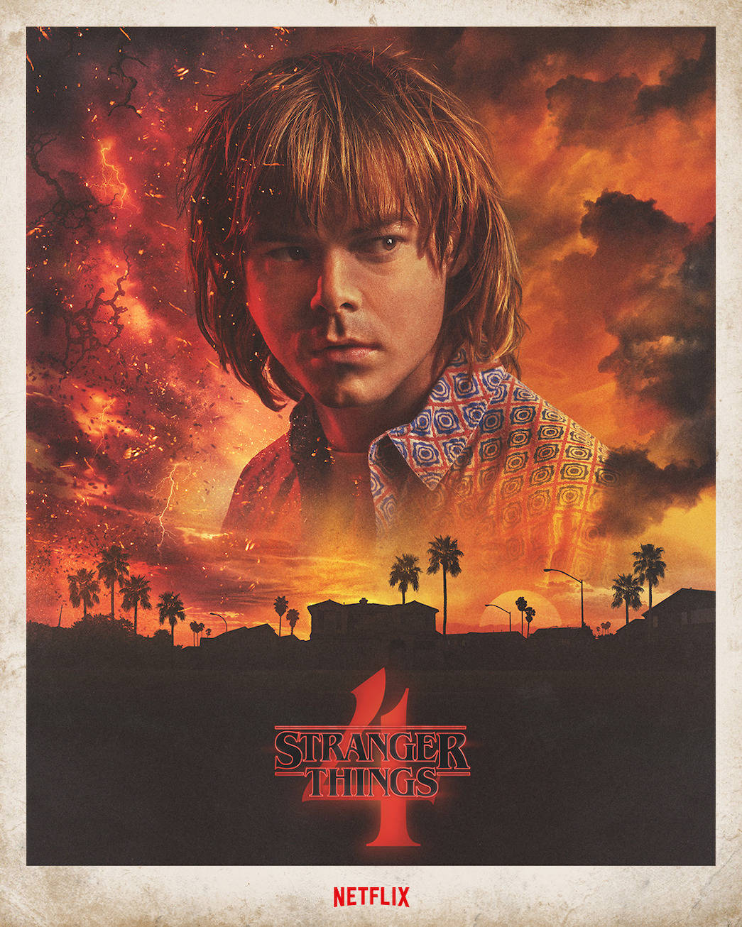 Stranger Things 4 桌布 壁紙 — 一個頭髮蓬鬆的年輕男子，在下方有棕櫚樹和郊區剪影的熾熱橙色天空下，凝視著。