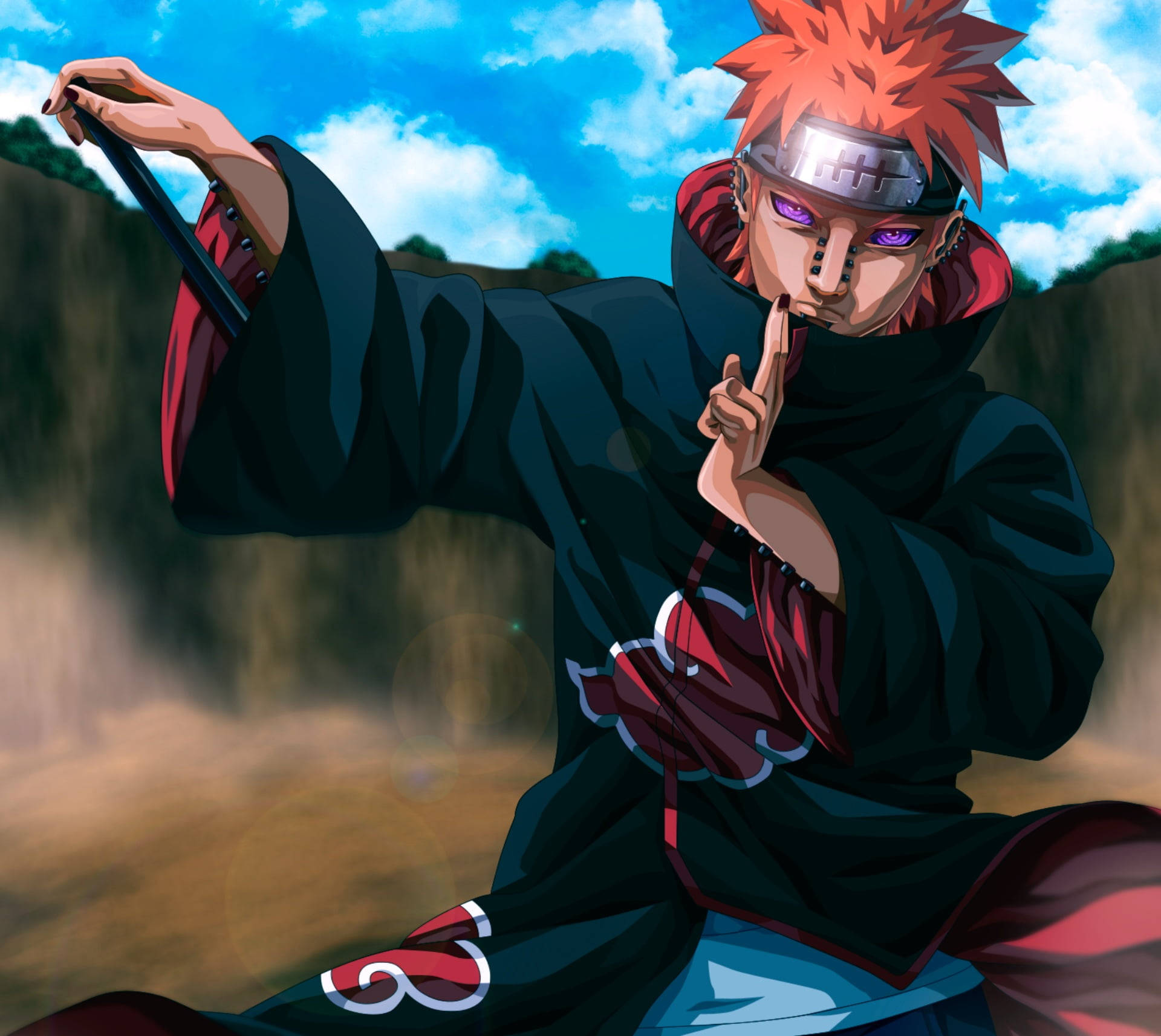 pain naruto 桌布 壁紙 — 一個頭髮豎起的動漫忍者，身穿帶有紅色雲朵的黑色斗篷，手持武器，在明亮的藍天下做出安靜的手勢。