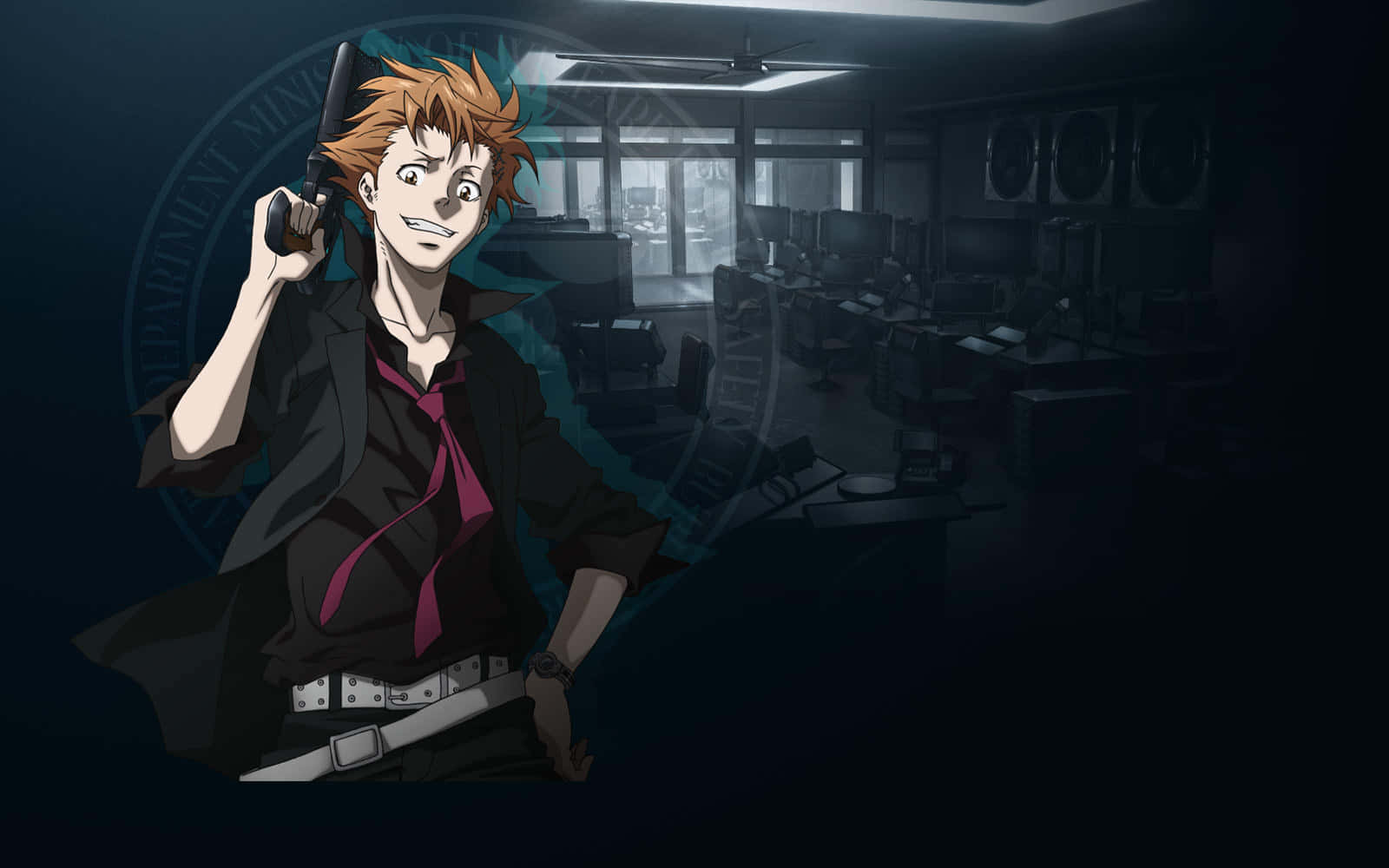 Psycho Pass 桌布 壁紙 — 一個頭髮豎起的動漫男人，身穿深色外套，在光線昏暗、空無一人的辦公室裡，站在電腦桌旁，手持槍支。