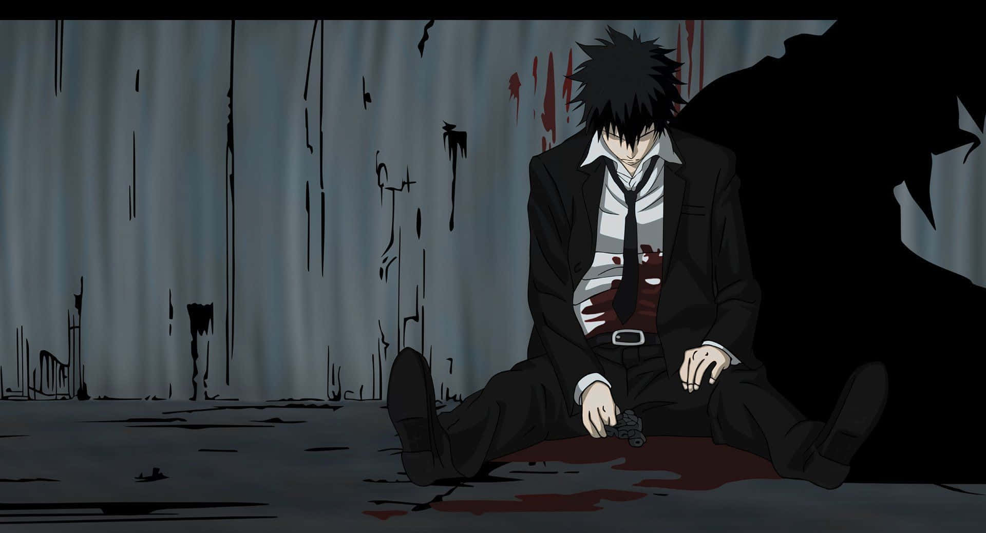 Shinya Kogami 桌布 壁紙 — 一個頭髮豎起的動漫男子，身穿血跡斑斑的西裝，敗北地坐在骯髒的地板上，靠著滴水的牆壁。