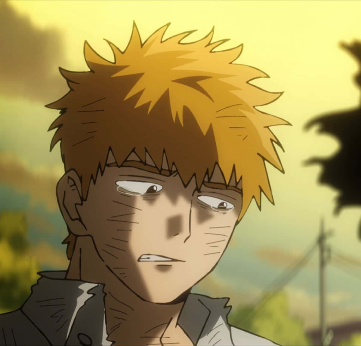 Arataka Reigen 桌布 壁紙 — 一個頭髮豎起的動漫男孩，眼神疲倦，在溫暖的金色天空下凝視遠方。