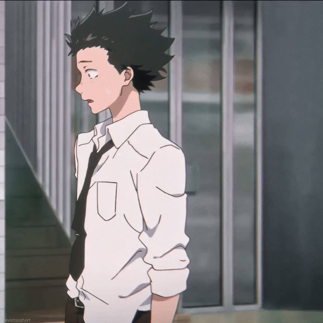 Matching Pfp For Couples 桌布 壁紙 — 一個頭髮豎起的動漫男孩，穿著白襯衫和黑領帶，側身站在玻璃建築附近，表情驚訝。