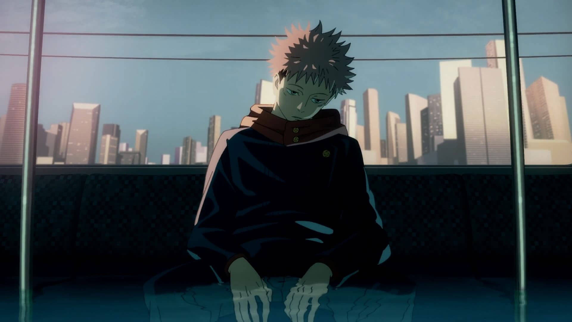 Jujutsu Kaisen Desktop 桌布 壁紙 — 一個頭髮豎起的動漫男孩獨自坐在火車長椅上，凝視著暮色中朦朧的城市景觀。