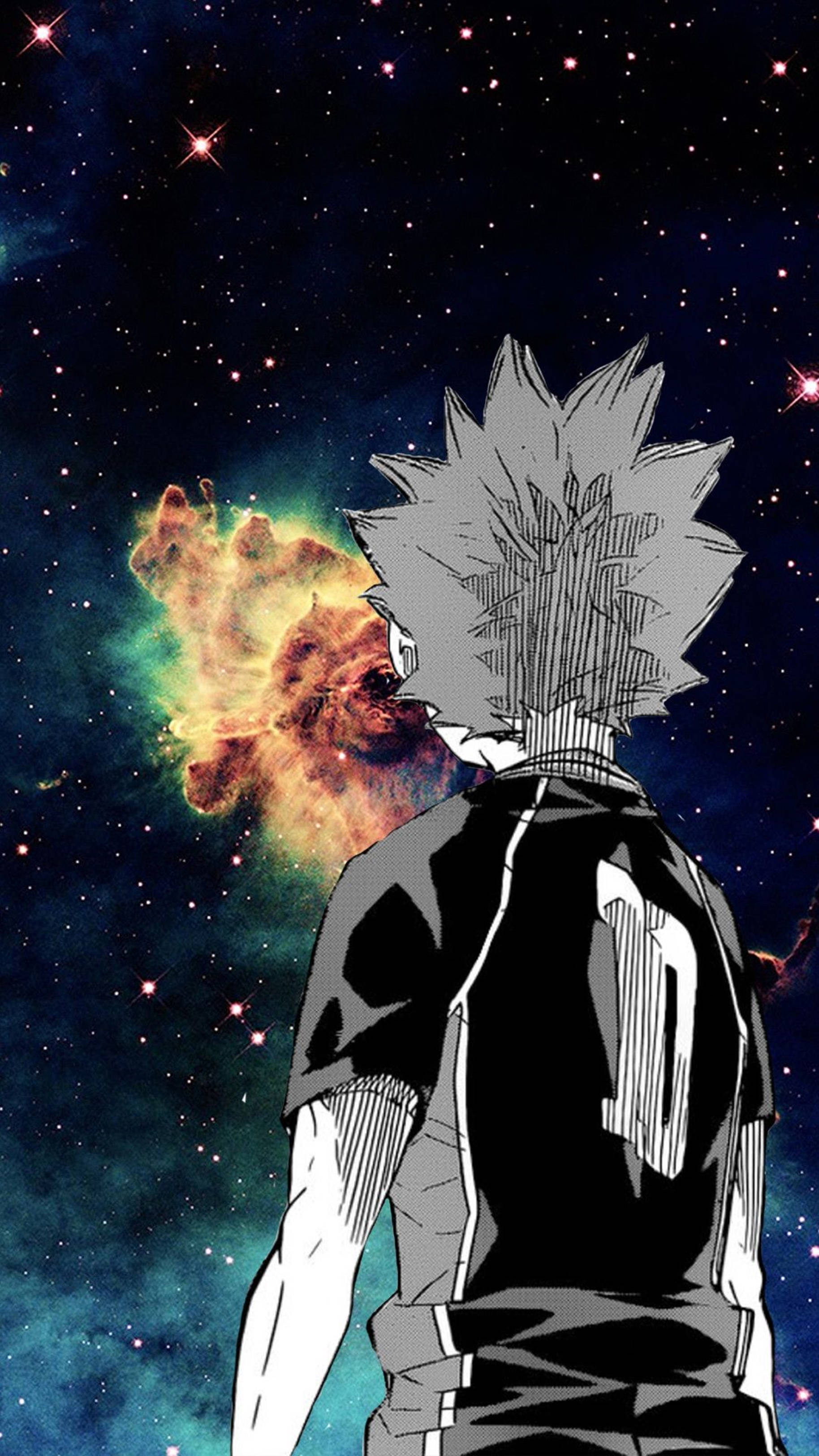 動漫男孩 桌布 壁紙 — 一個頭髮豎起的動漫角色穿著黑色球衣，背對著觀眾，凝視著一個充滿活力的宇宙星雲，在繁星點點的夜空中散發著橙色、綠色和藍色的光芒。
