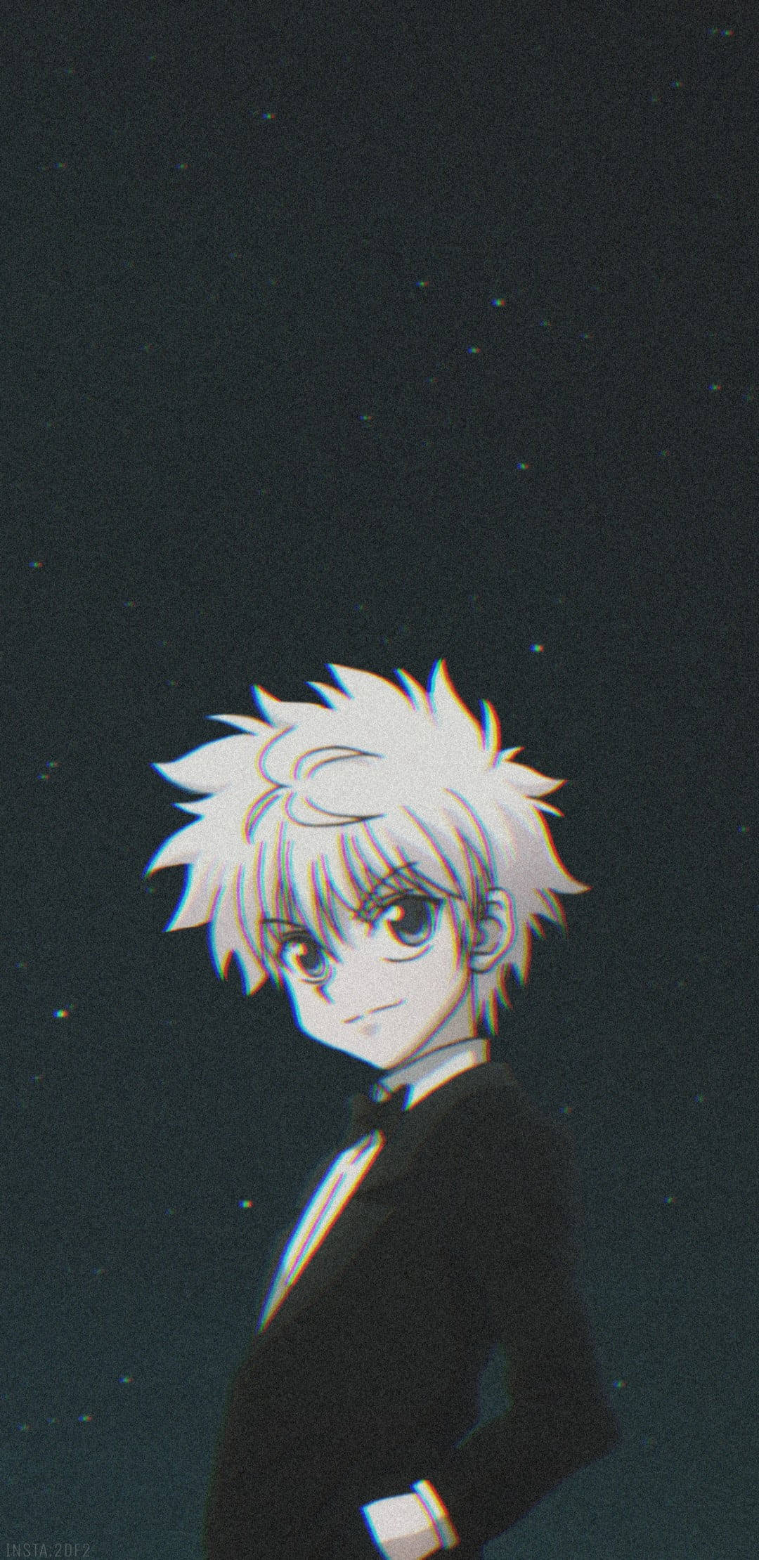 奇犽 桌布 壁紙 — 一個頭髮豎起的動畫男孩，身穿黑色西裝，站在繁星點點的夜空下，帶著微妙的微笑。