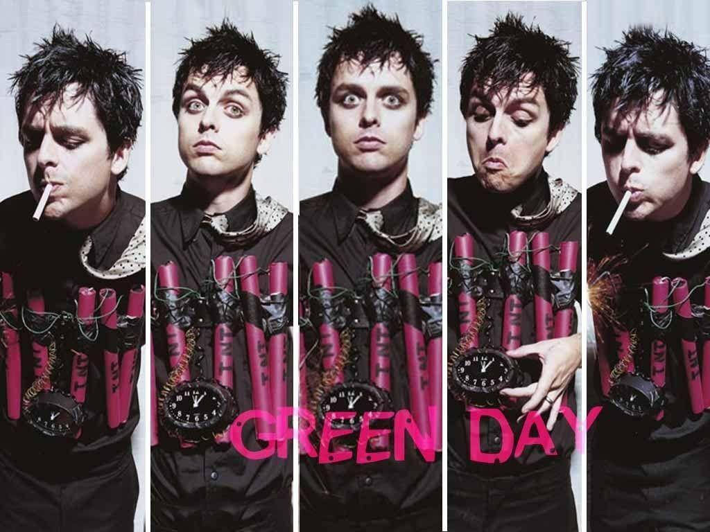 Green Day 桌布 壁紙 — 一個頭髮豎起的男人在五個面板中擺姿勢，穿著一件裝有粉紅色炸藥和時鐘的襯衫，並有粉紅色的文字'GREEN DAY'。