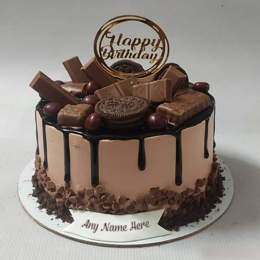 Happy Birthday Cake 桌布 壁紙 — 一個頹廢的巧克力滴漏蛋糕，上面放有各種糖果棒、餅乾和一個金色生日裝飾。