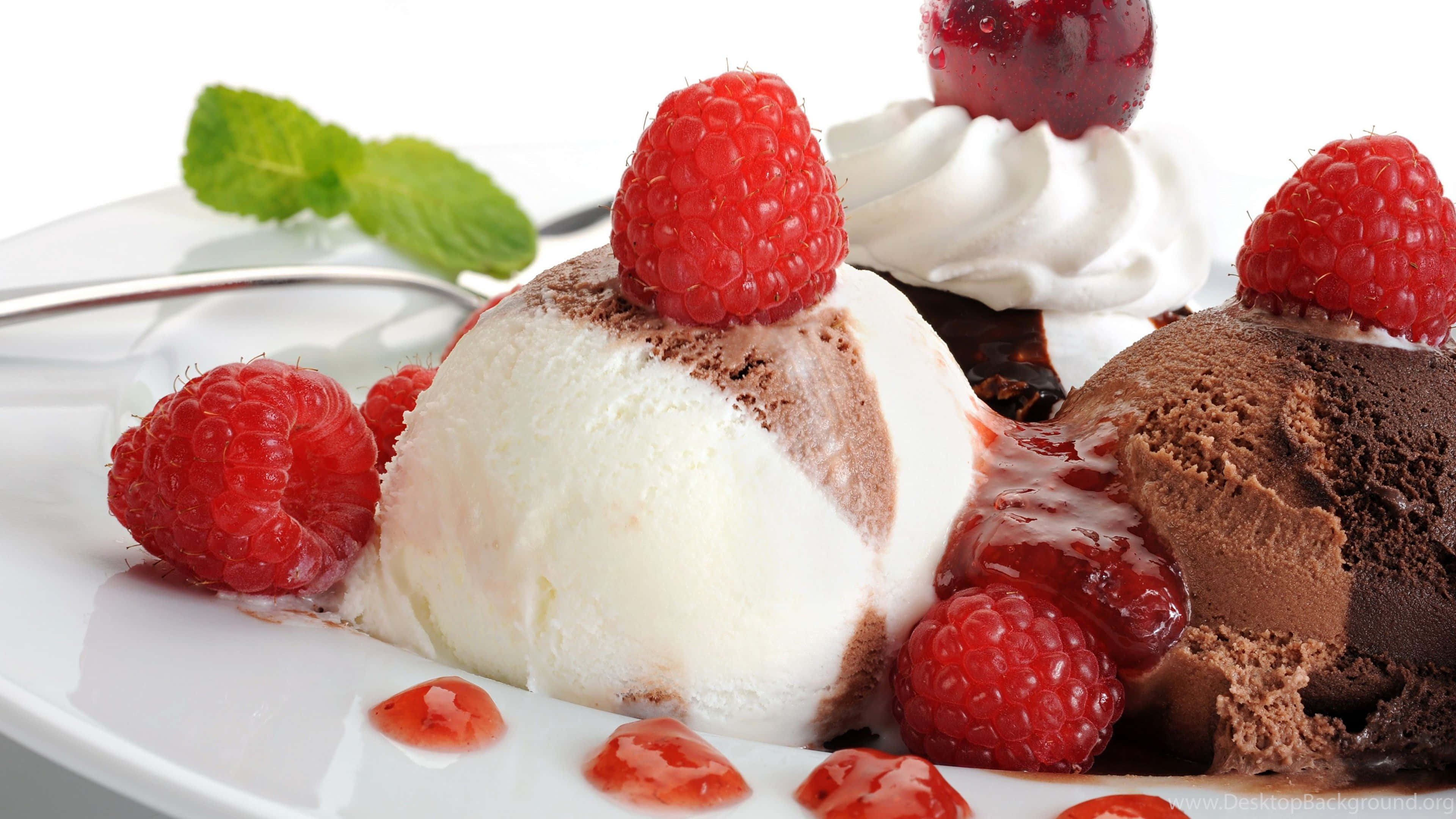 Spring Desserts 桌布 壁紙 — 一個頹廢的甜點，在白色盤子上有香草和巧克力冰淇淋，上面放上新鮮覆盆子和薄荷。