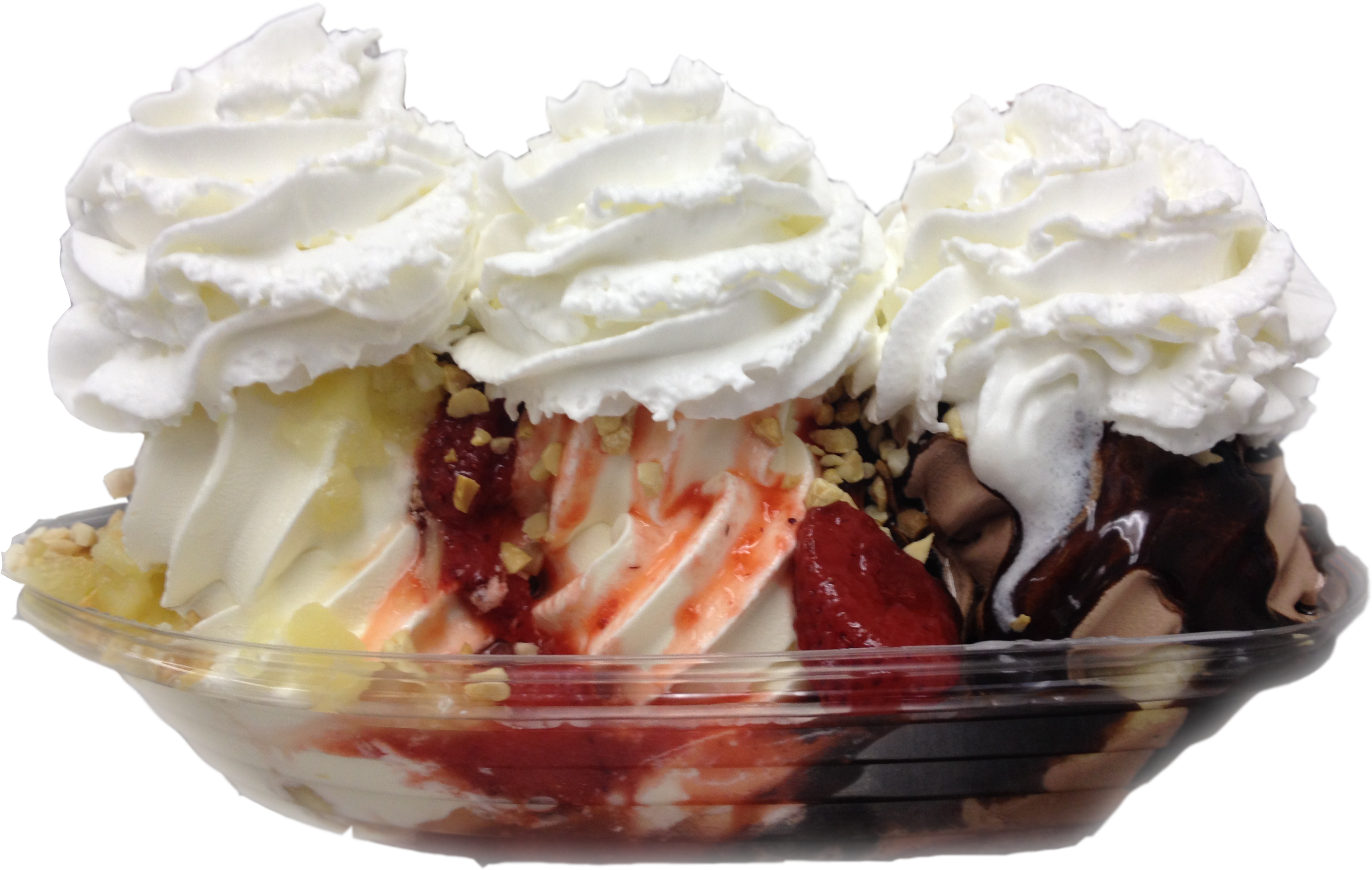 Whipped Cream 桌布 壁紙 — 一個頹廢的香蕉船，上面有鮮奶油、草莓醬、巧克力醬和碎堅果，放在透明塑膠碗裡。