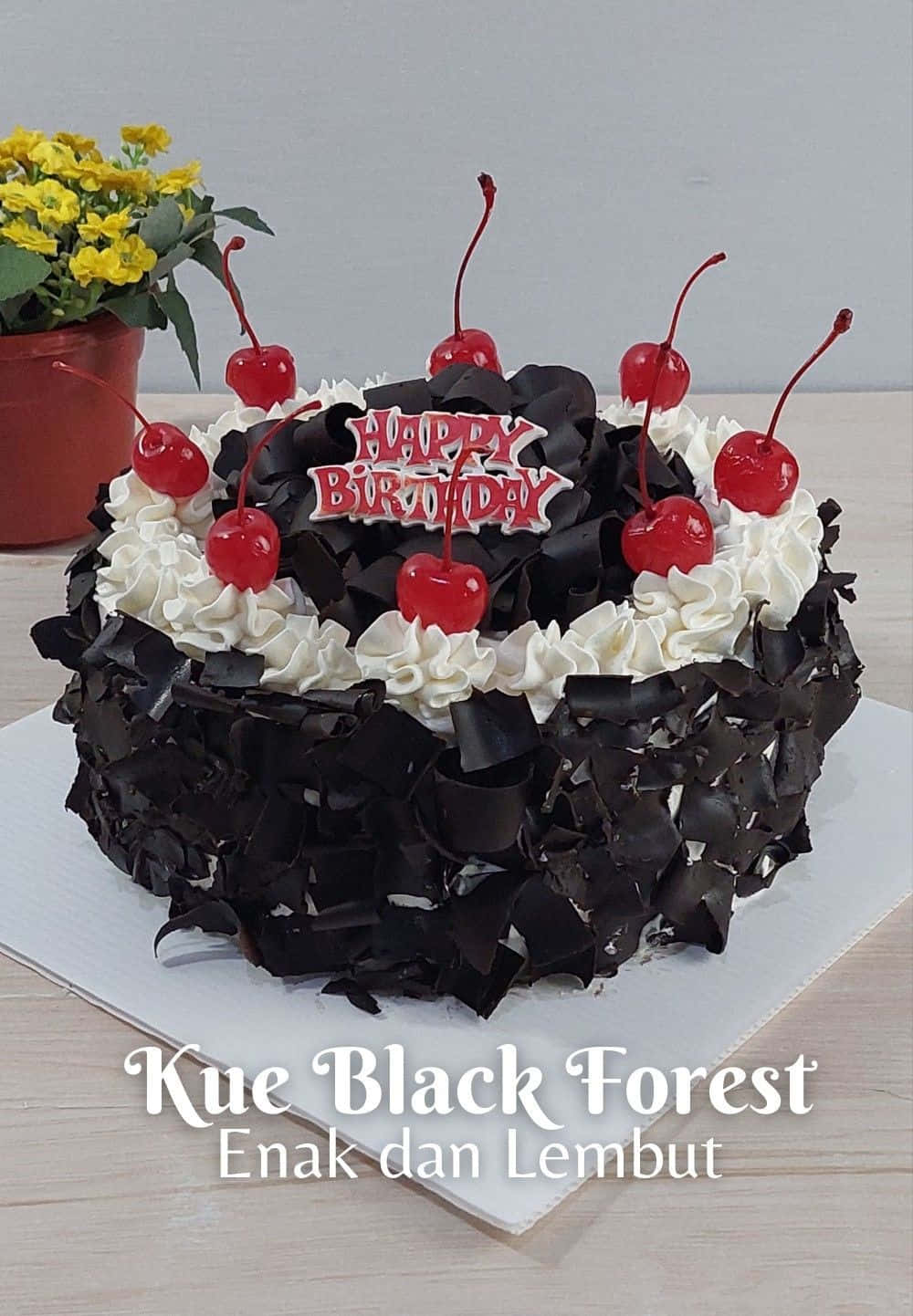 Black Forest Cake 桌布 壁紙 — 一個頹廢的黑森林蛋糕，飾以鮮奶油和鮮紅櫻桃，放在木桌上，旁邊有一盆黃色花朵。