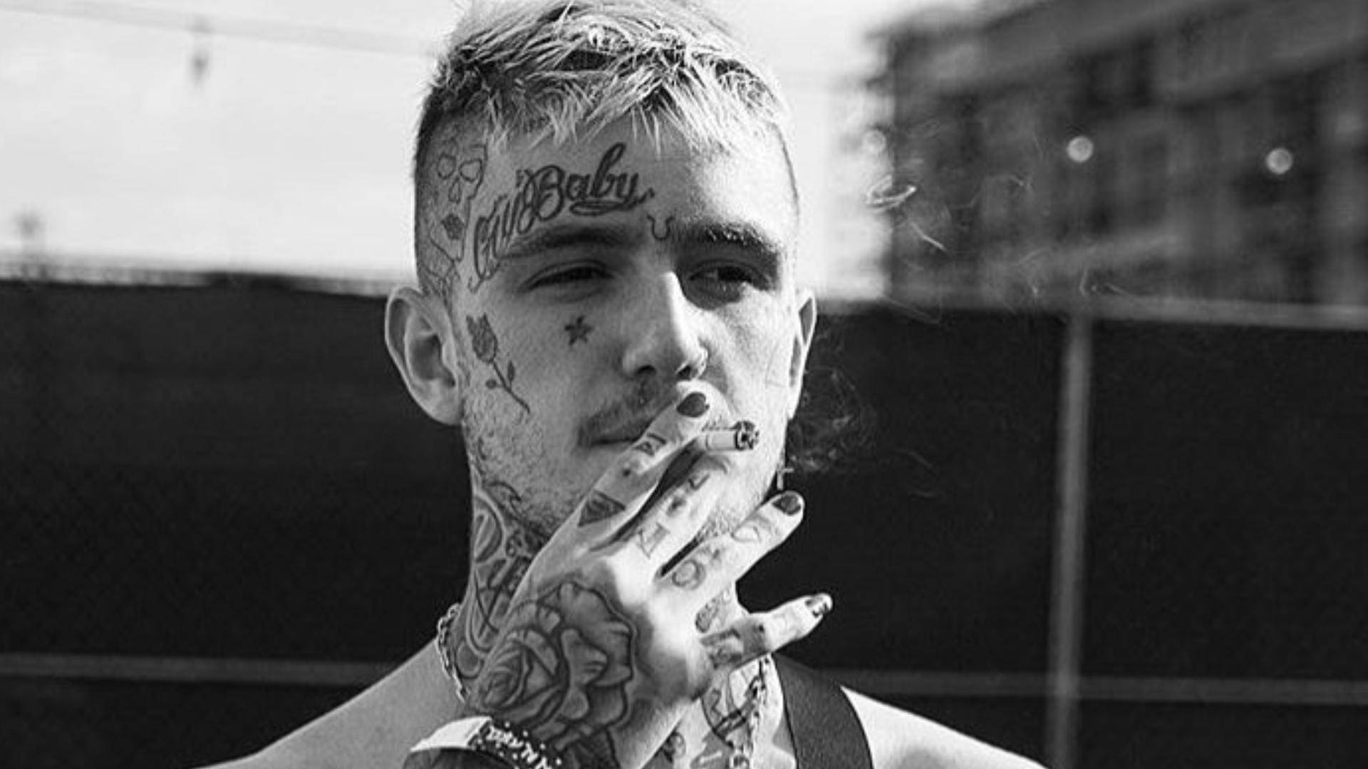 Peep 桌布 壁紙 — 一個額頭上有 'Cali Baby' 刺青的男人抽煙的黑白肖像。