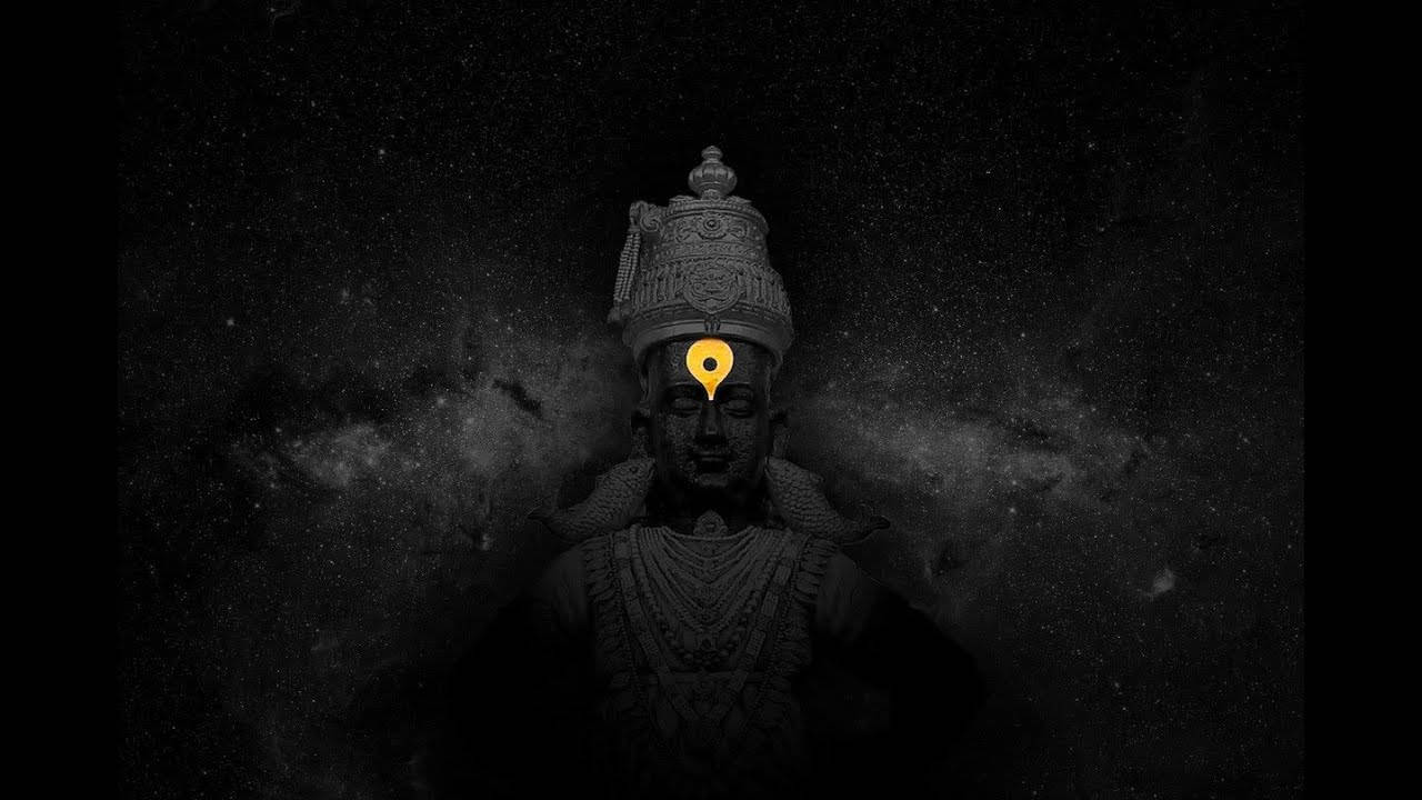 Hindu God 桌布 壁紙 — 一個額頭上有發光黃點的黑暗神像，站在星光宇宙背景前。