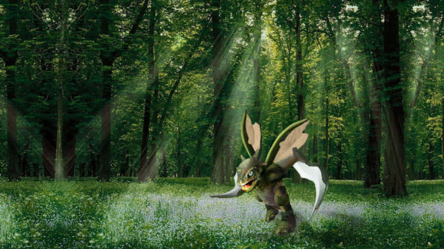 Scyther 桌布 壁紙 — 一個類似龍的生物，有綠色翅膀和鋒利牙齒，站在充滿藍色花朵的陽光普照的森林空地中。