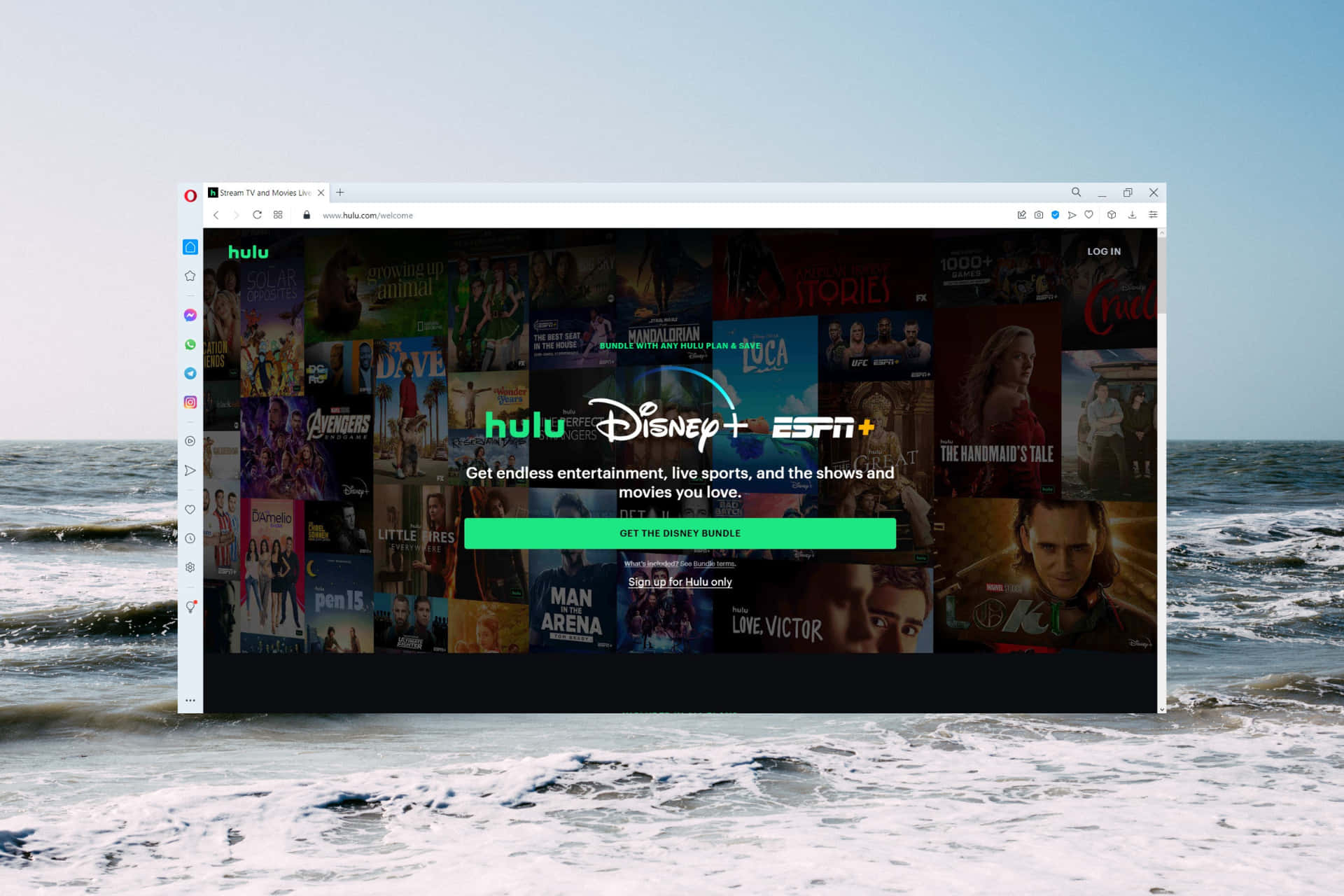 葫蘆 桌布 壁紙 — 一個顯示 Hulu Disney+ ESPN+ 捆綁套裝首頁的電腦螢幕，漂浮在晴朗藍天下波濤洶湧的海洋之上。