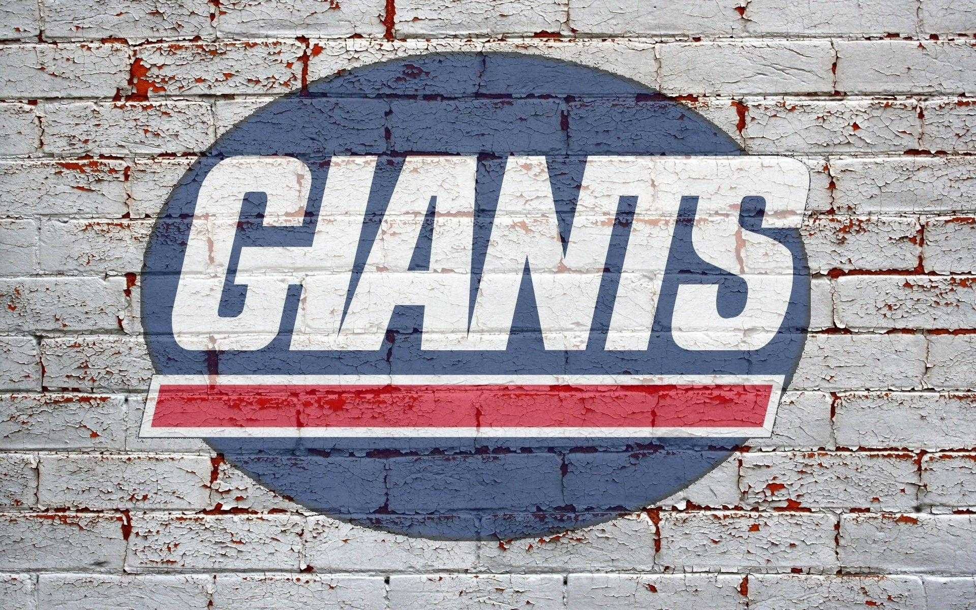 運動 桌布 壁紙 — 一個風化的「GIANTS」標誌，以粗體白色、紅色和藍色繪製在破裂剝落的白色磚牆上。