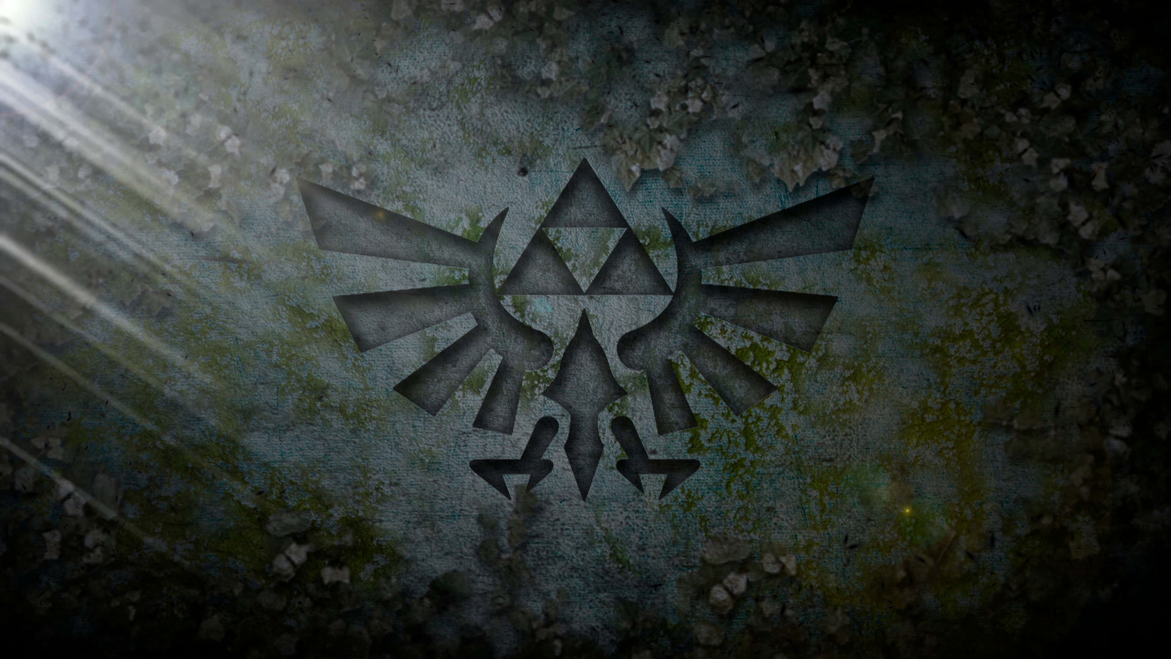 triforce 桌布 壁紙 — 一個風化的三角力量符號蝕刻在長滿青苔的石頭上，左側有戲劇性的光線穿透而過。