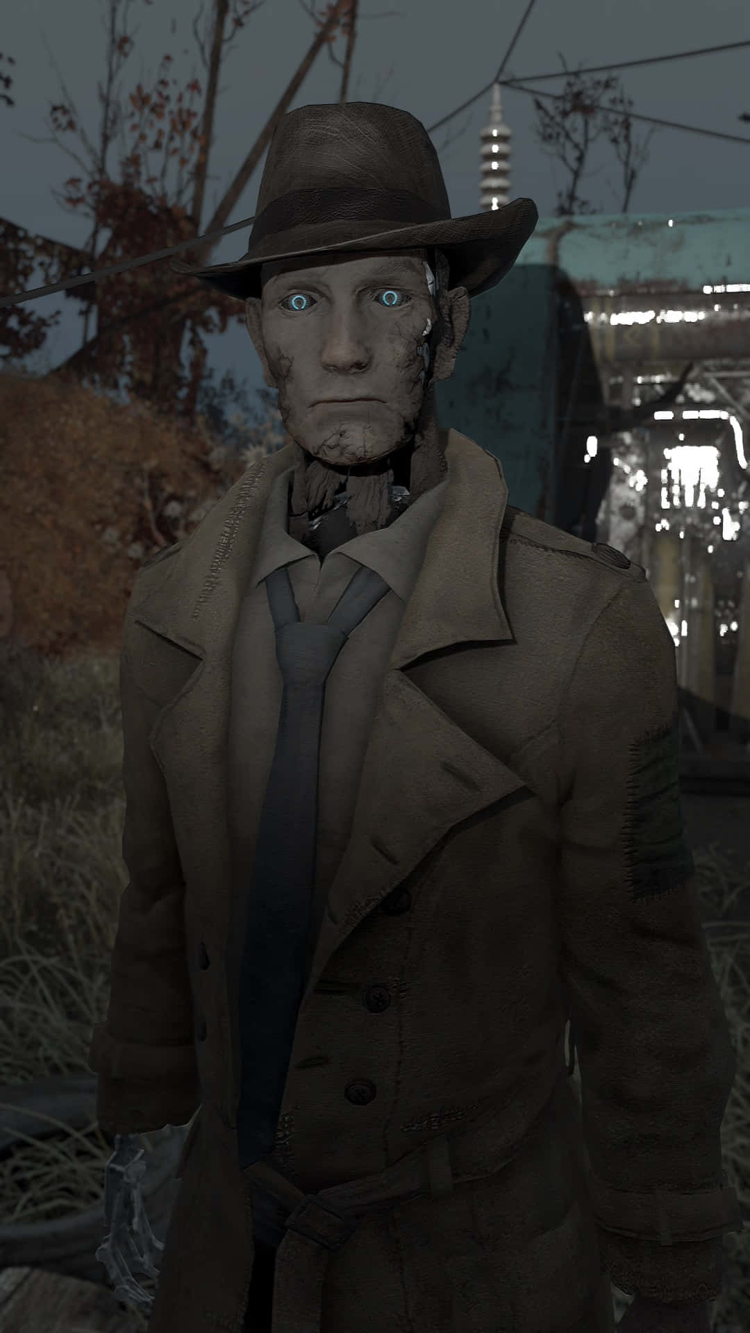Nick Valentine 桌布 壁紙 — 一個風化的人形機器人，擁有發光的藍色眼睛和棕色軟呢帽，站在昏暗、雜草叢生的工業廢墟中。