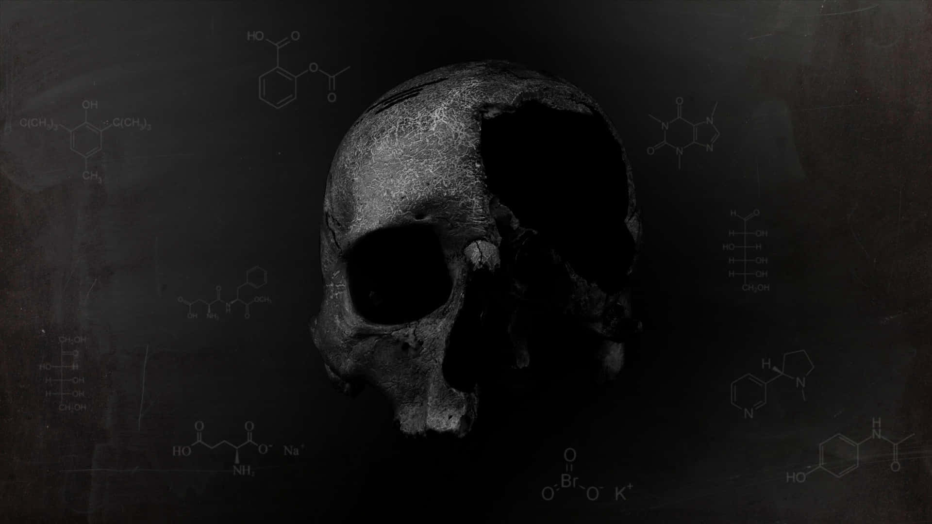 死亡 桌布 壁紙 — 一個風化的人類頭骨漂浮在一個覆蓋著微弱化學公式和分子結構的黑暗黑板前。
