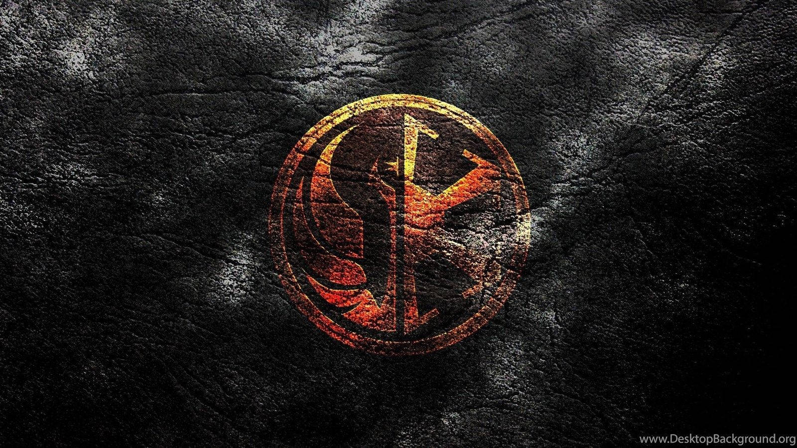 Swtor 桌布 壁紙 — 一個風化的圓形徽章，帶有火熱的橙色和金色色調，放置在破裂的黑色皮革表面上。