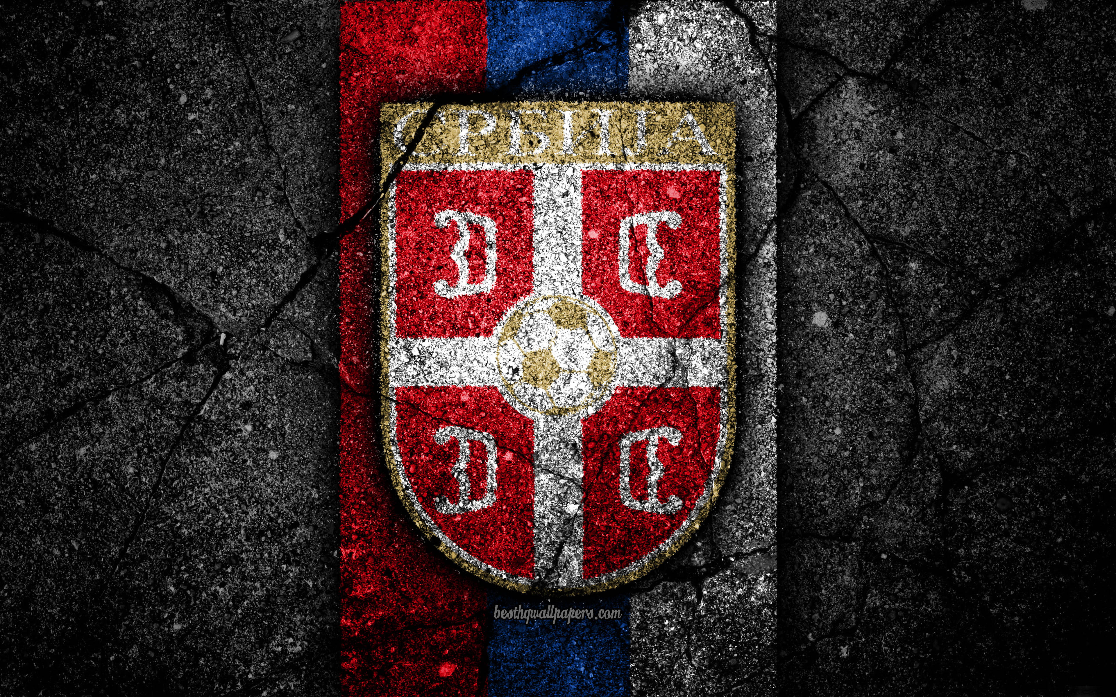 Serbia 桌布 壁紙 — 一個風化的塞爾維亞國家足球隊徽章，塗在裂開的混凝土上，帶有紅、白、藍垂直條紋。