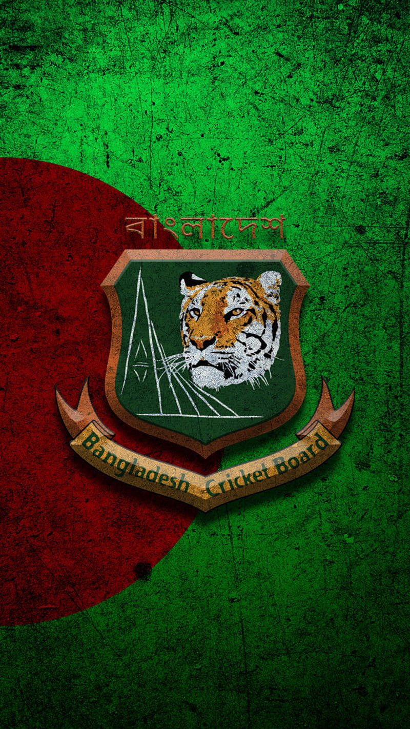 Bangladesh Cricket 桌布 壁紙 — 一個風化的孟加拉國板球委員會徽章，盾牌上有一個老虎頭，背景是國旗的綠色和紅色。