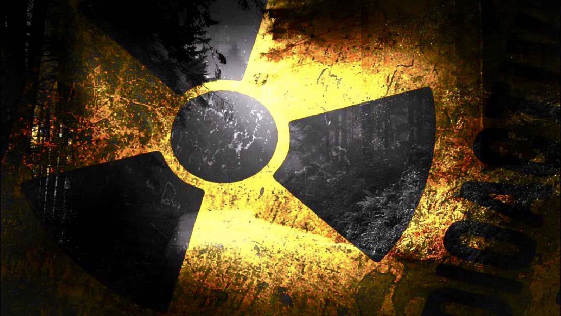 Fallout Nuke 桌布 壁紙 — 一個風化的放射性標誌在帶有紋理的鏽蝕金屬背景上發光，襯以深色森林剪影。