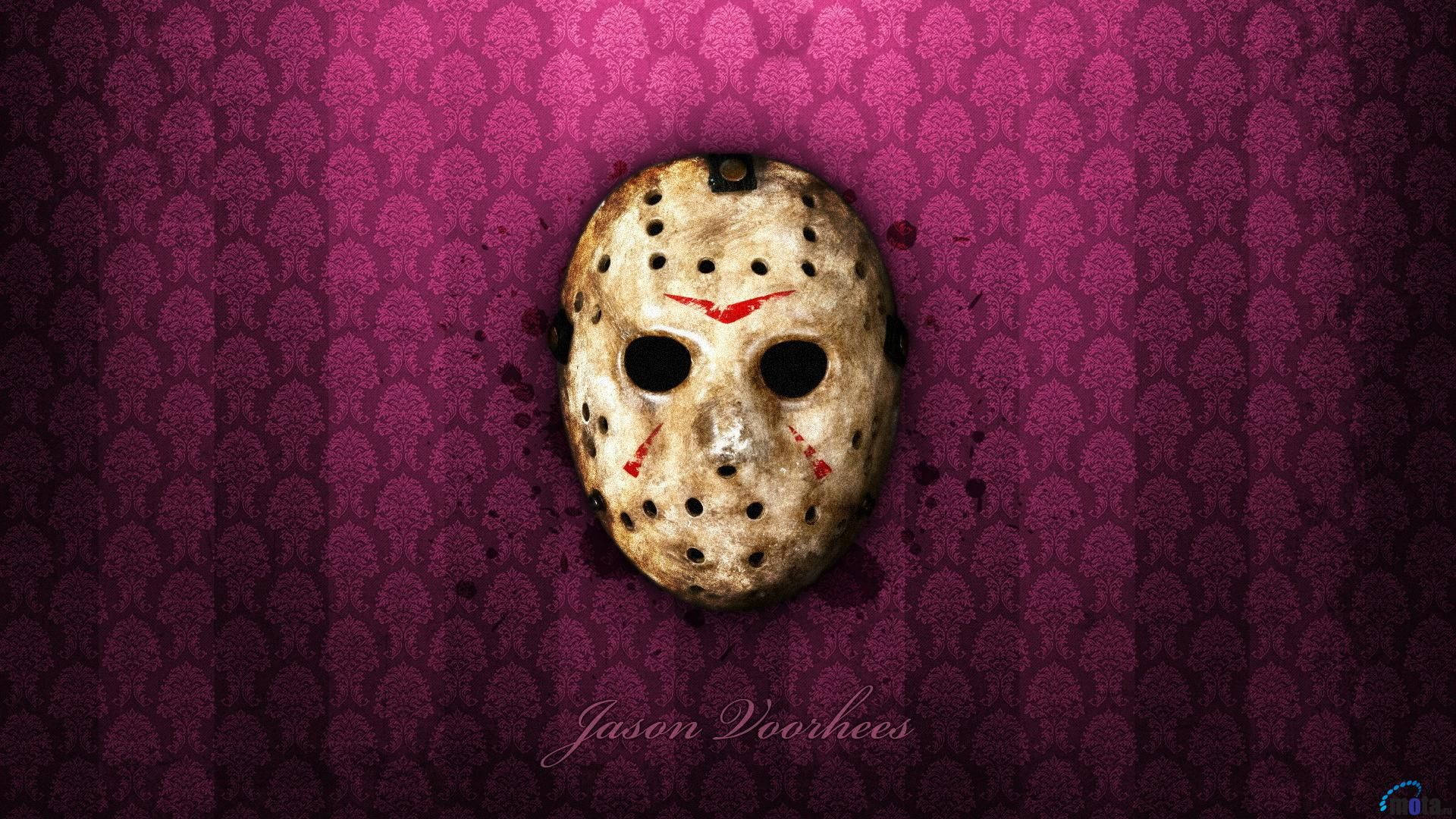 jason 桌布 壁紙 — 一個風化的曲棍球面具帶有紅色劃痕，掛在深紫色錦緞壁紙上。
