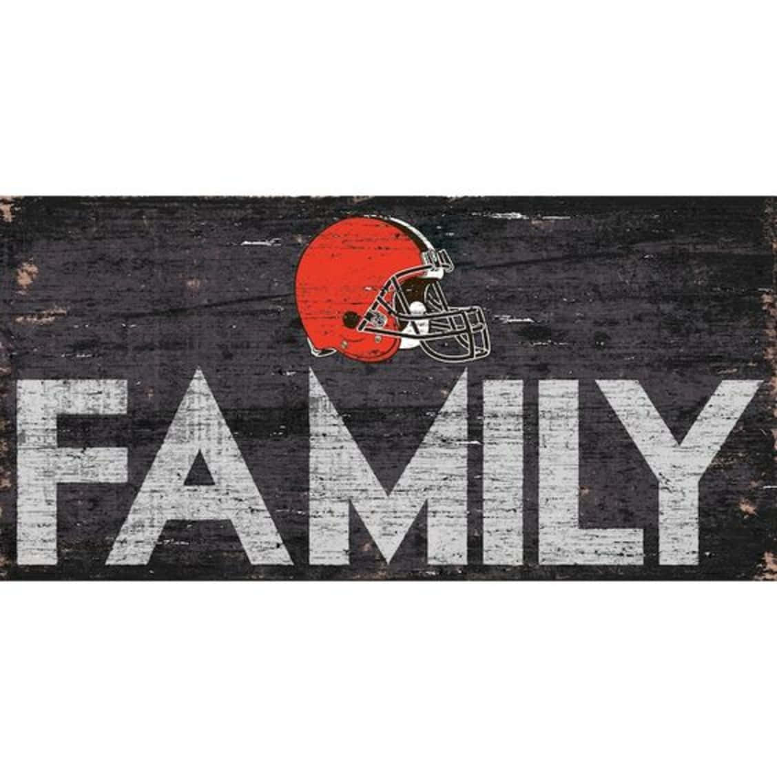 桌布 壁紙 — 一個風化的木牌，上面有粗體白色「FAMILY」文字和一個紅色美式足球頭盔，背景為深色。