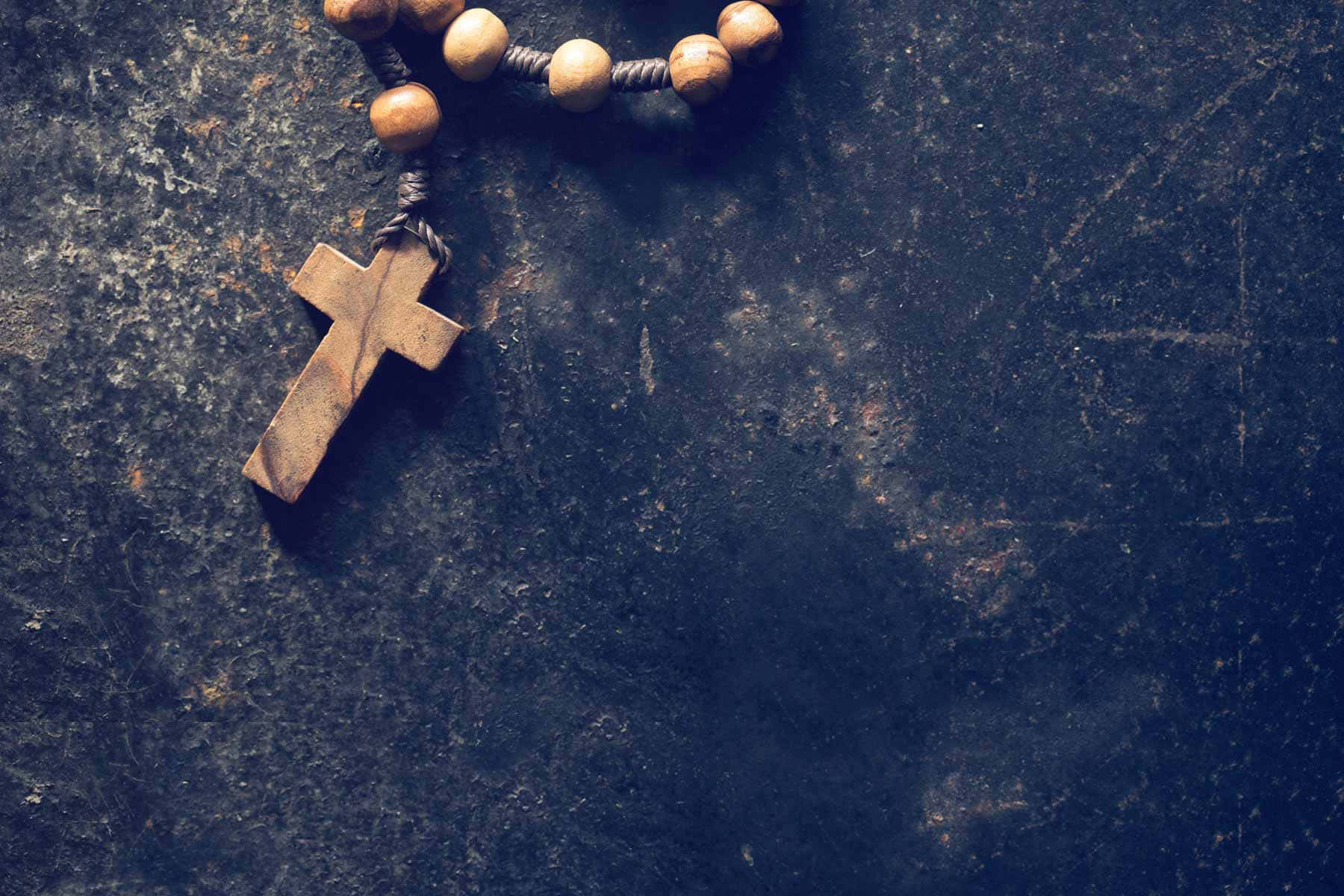Catholic 桌布 壁紙 — 一個風化的木製玫瑰經念珠連同十字架，放置於深色紋理石面上。