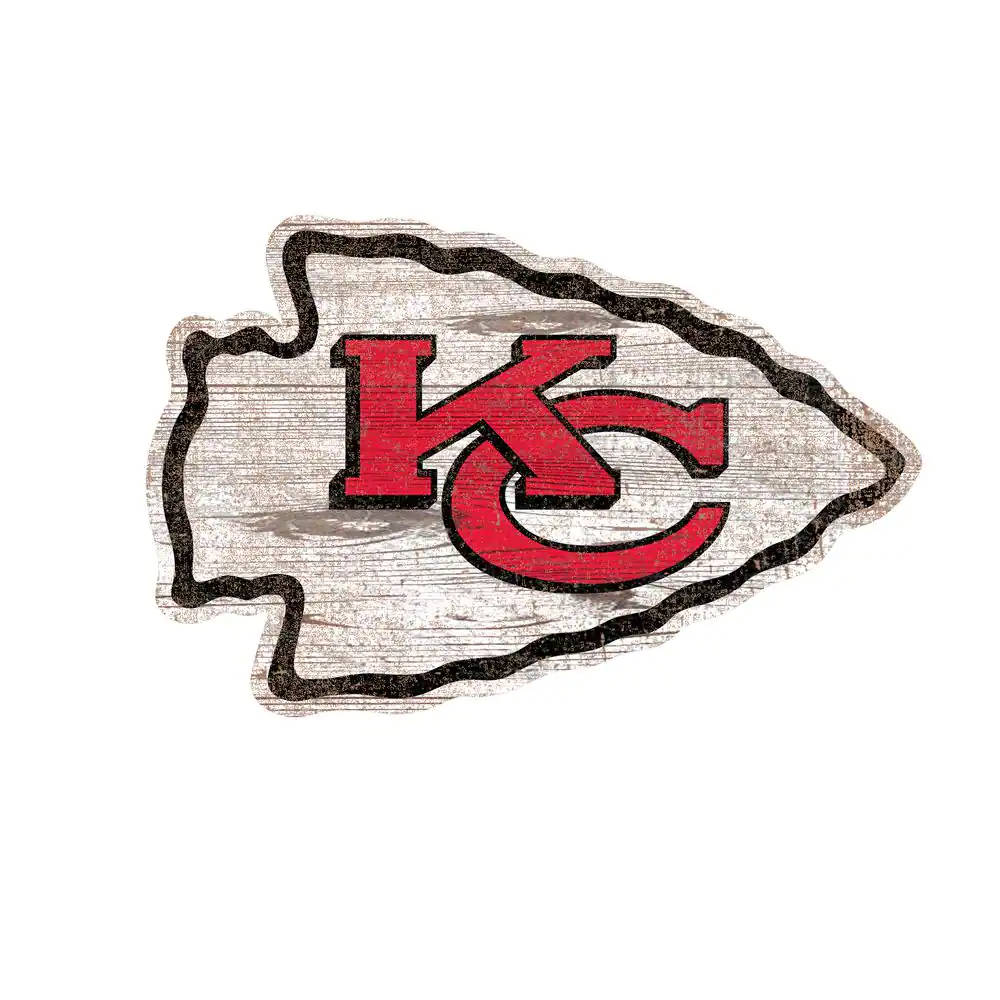 Kansas City Chiefs Logo 桌布 壁紙 — 一個風化的木製箭頭標誌，帶有粗體紅色KC標誌和黑色輪廓，背景為純白色。