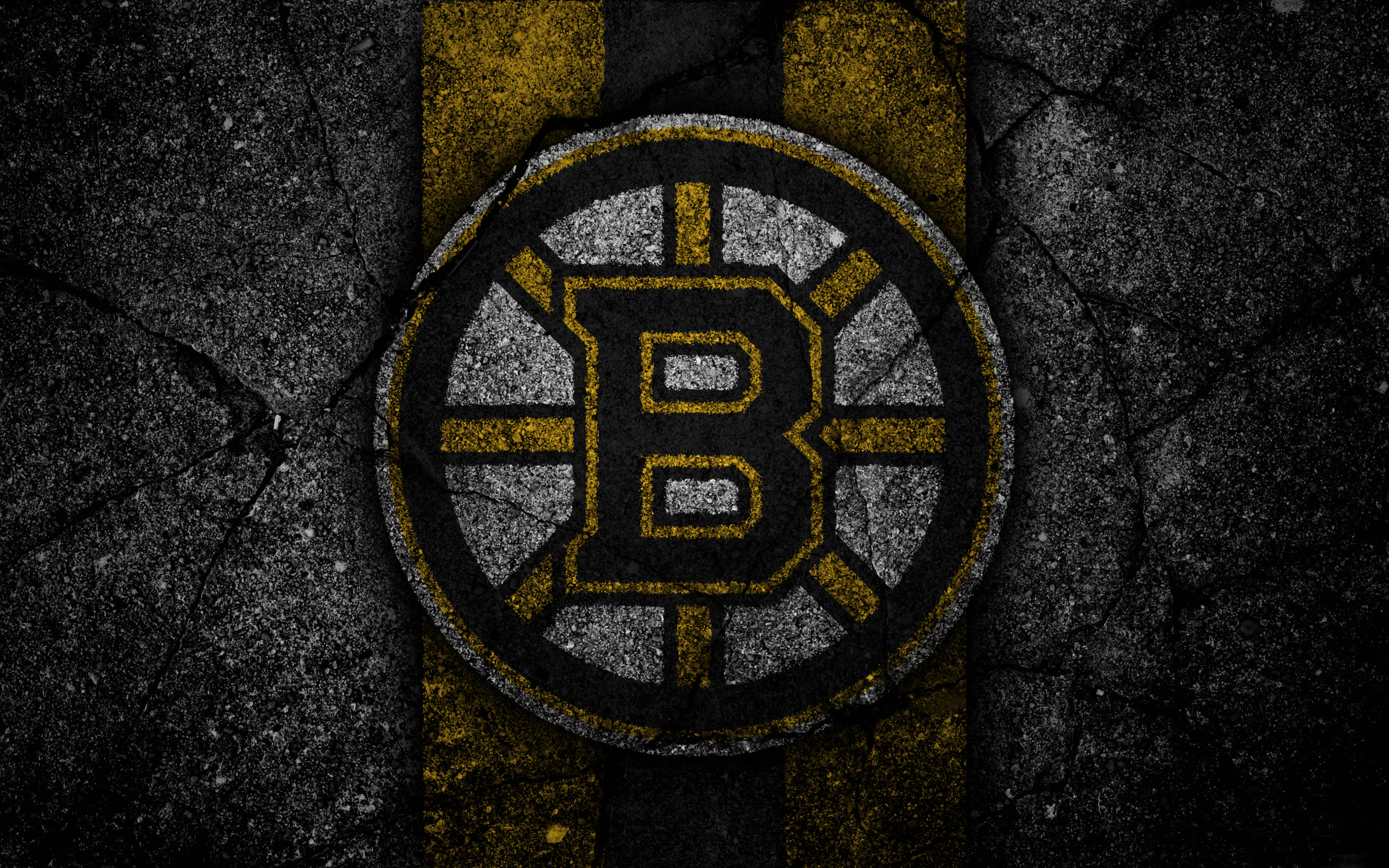 bruins 桌布 壁紙 — 一個風化的波士頓棕熊隊標誌嵌入在裂開的瀝青中，帶有醒目的黃色和黑色條紋。